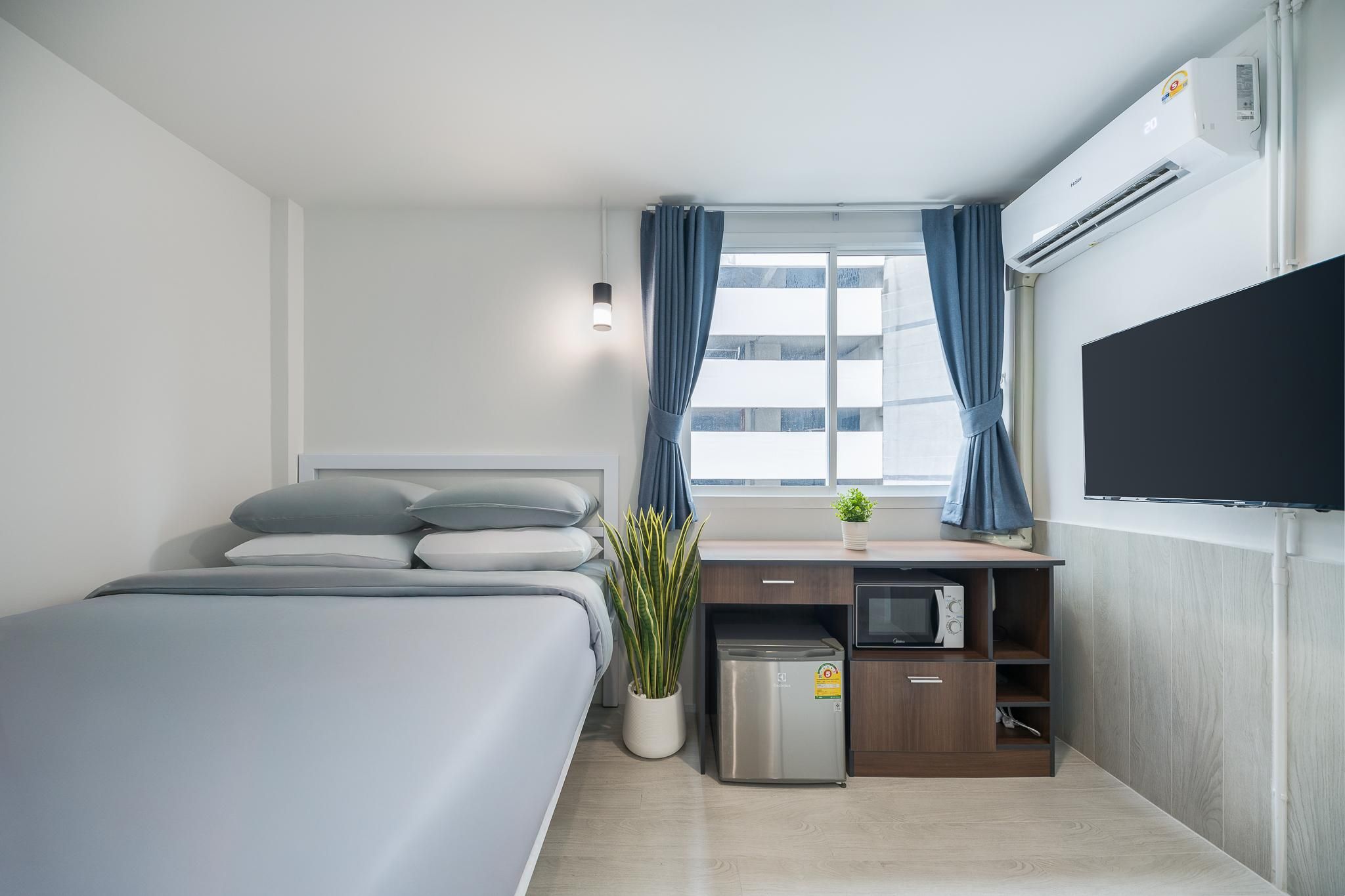 Queen Bedroom - Non-Smoking, No Parking