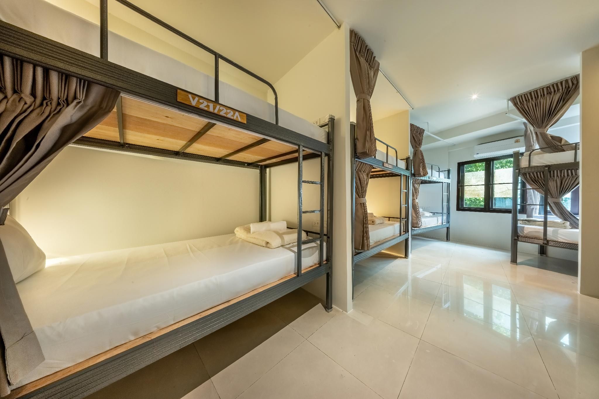 Single Bed in Mixed Dormitory Room