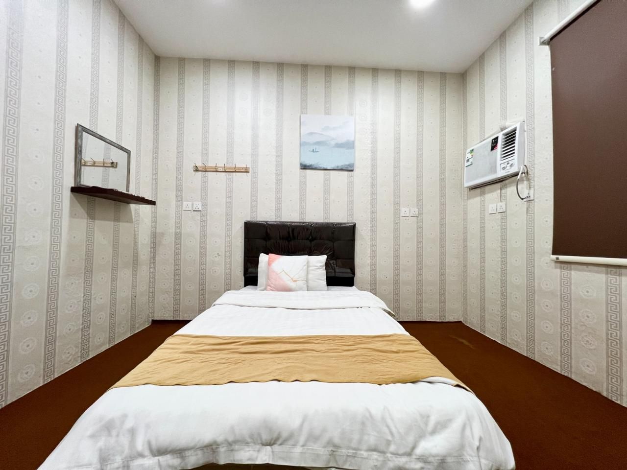 Single Room - Shared Bathroom