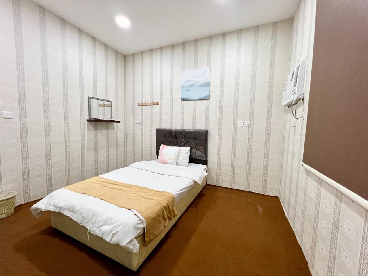 Single Room - Shared Bathroom