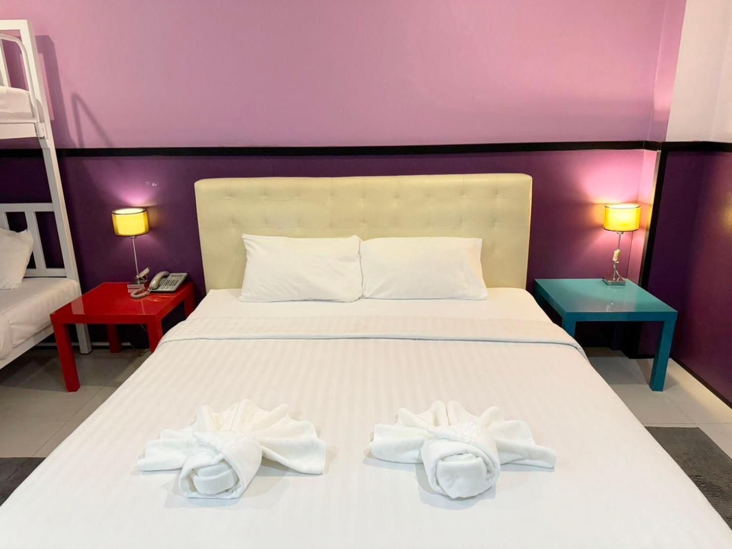 Family Apartment with 1 Queen and 2 Single Beds