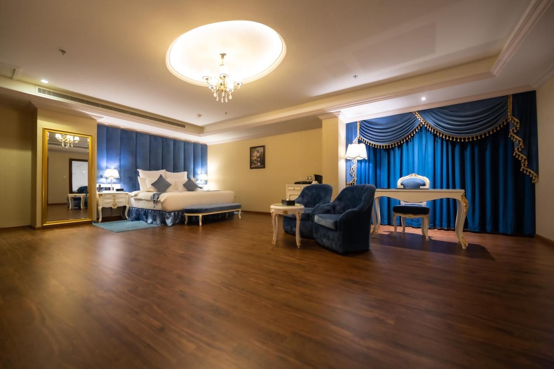 WA Club King Suite with Jacuzzi