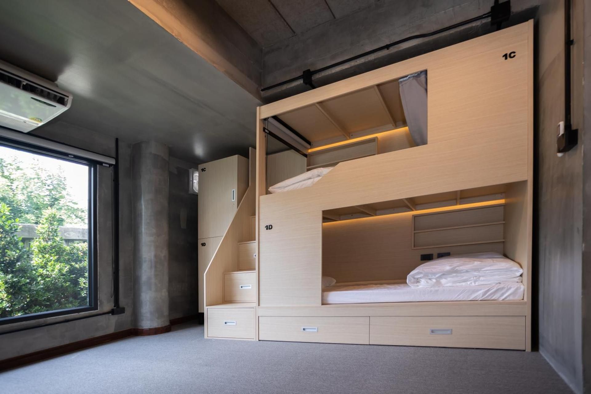 Single Bed in Mixed Dormitory Room