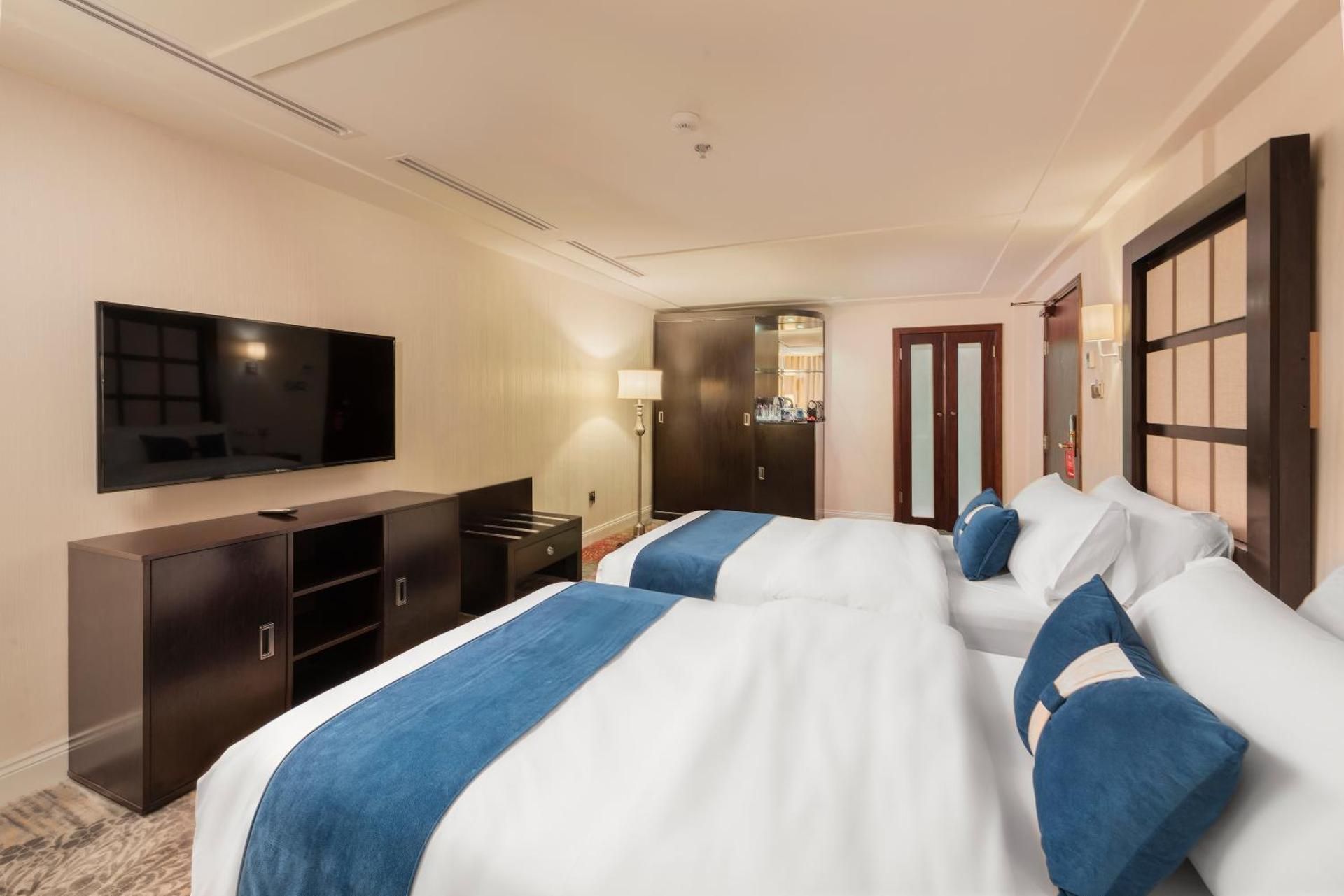 Standard Twin Room with Mountain View