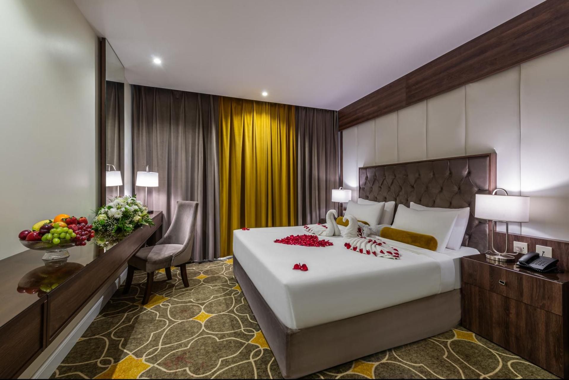 Deluxe suite hot tub