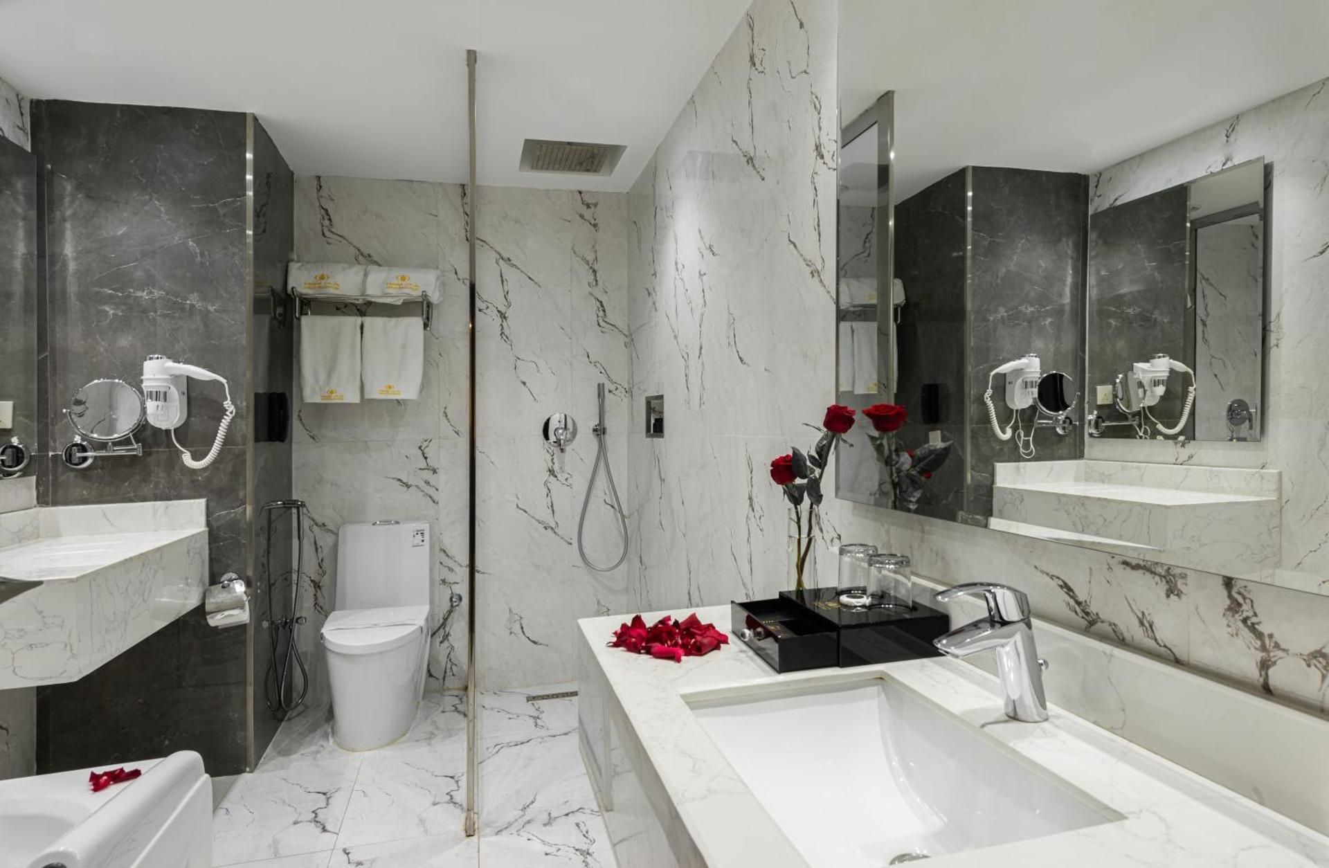 Deluxe suite hot tub