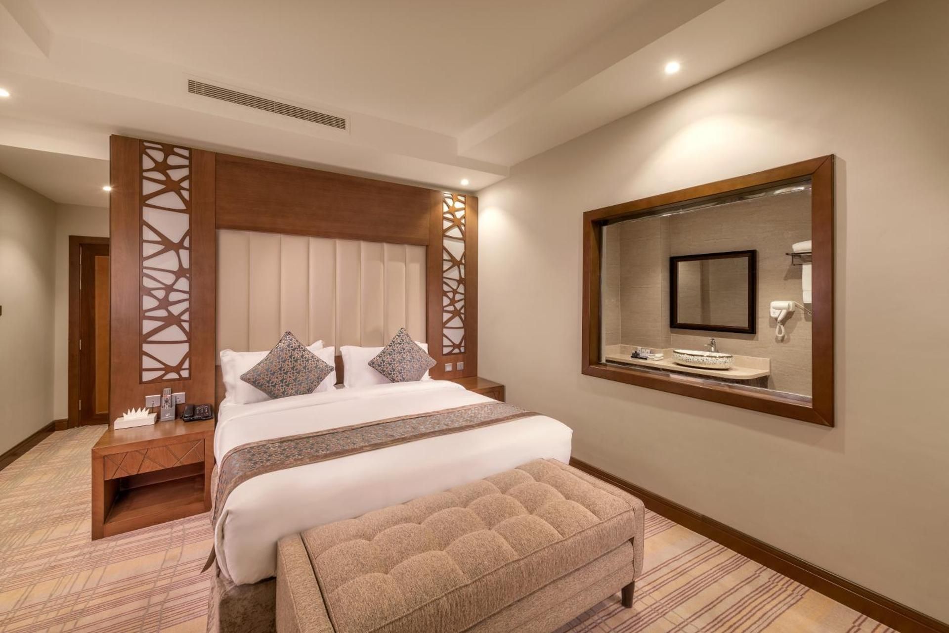 Deluxe Queen Suite