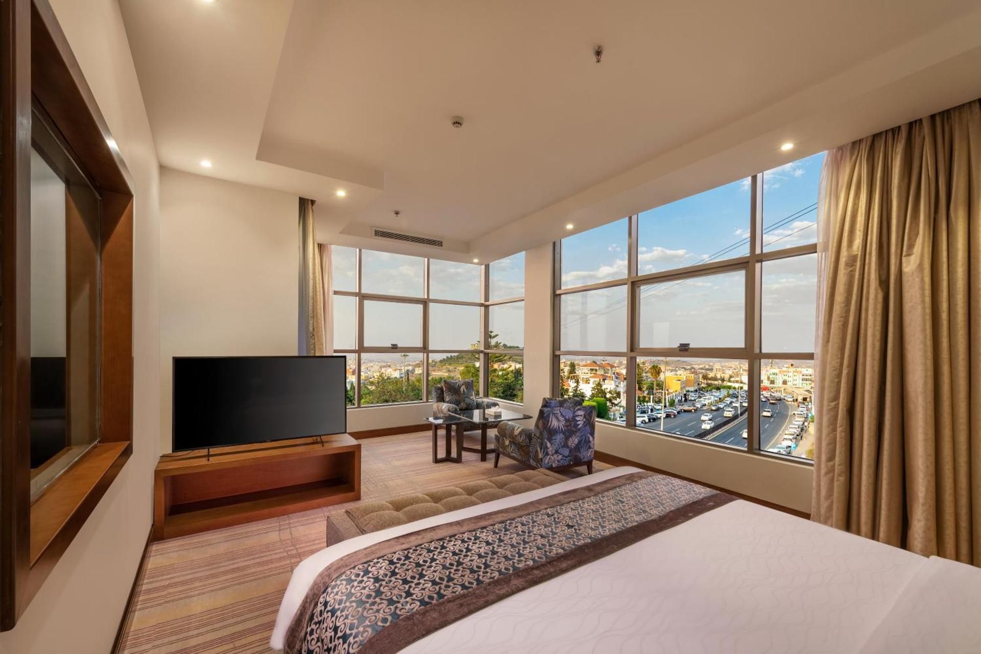Deluxe Queen Suite
