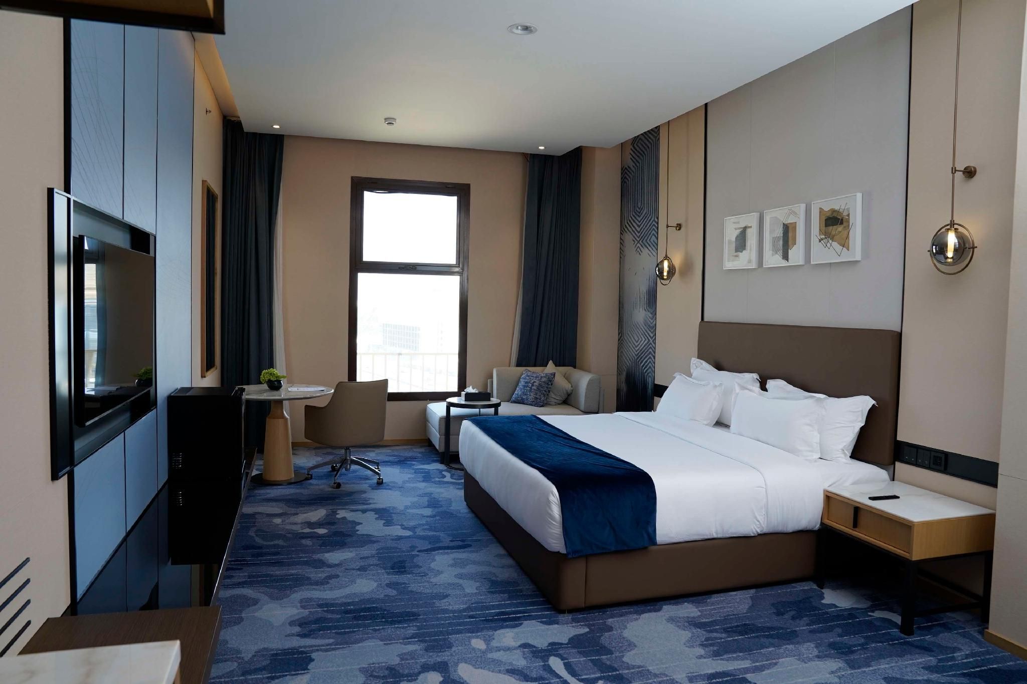Suite - 1 King 2 Singles, Nonsmoking, Royal Room, Two Bedrooms, Jacuzzi, Living Room, Kitchen