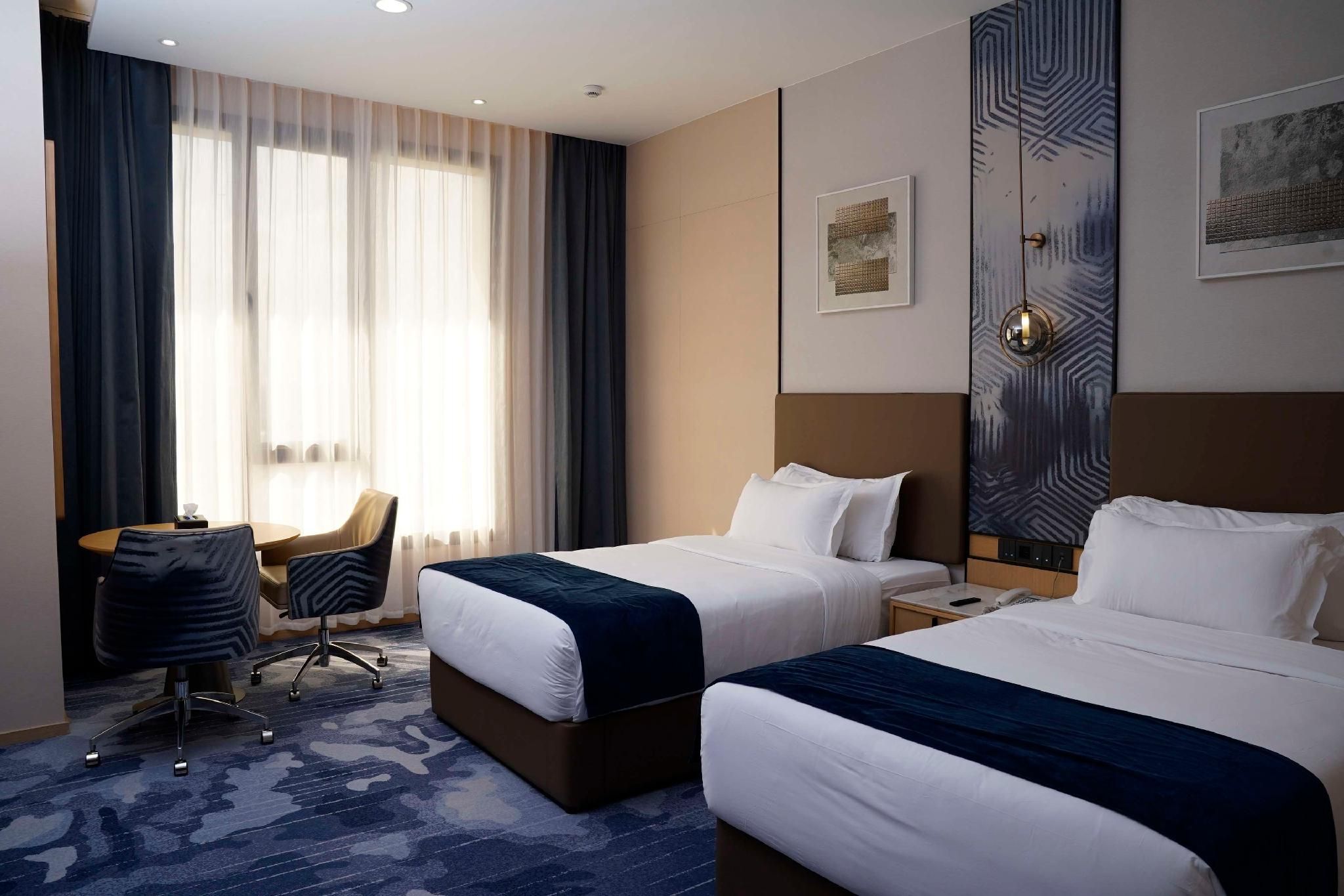 Suite - 1 King 2 Singles, Nonsmoking, Royal Room, Two Bedrooms, Jacuzzi, Living Room, Kitchen
