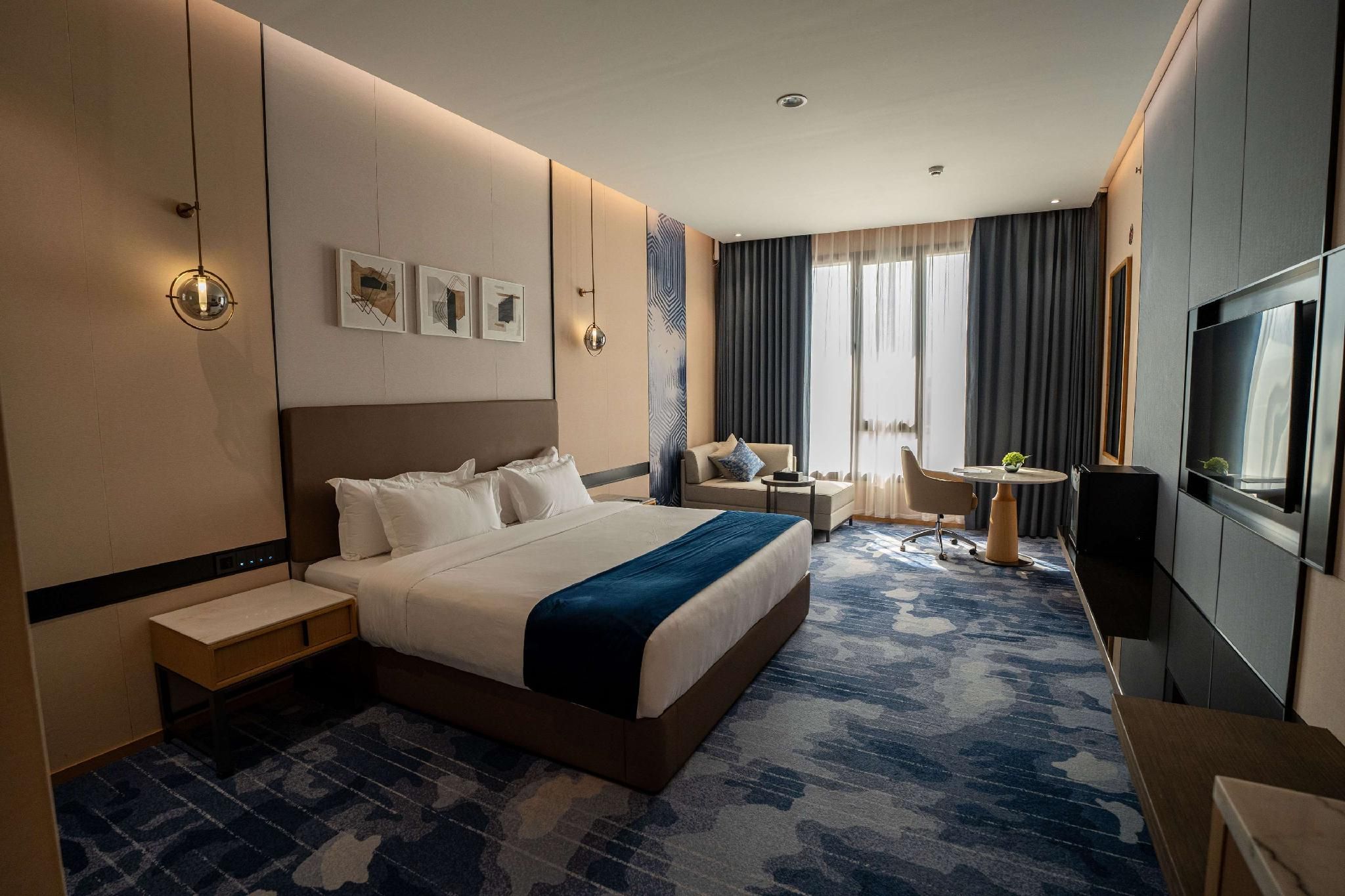 Accessibility - 1 King, Roll-in Shower, Superior Room, Air Conditioning, Nonsmoking