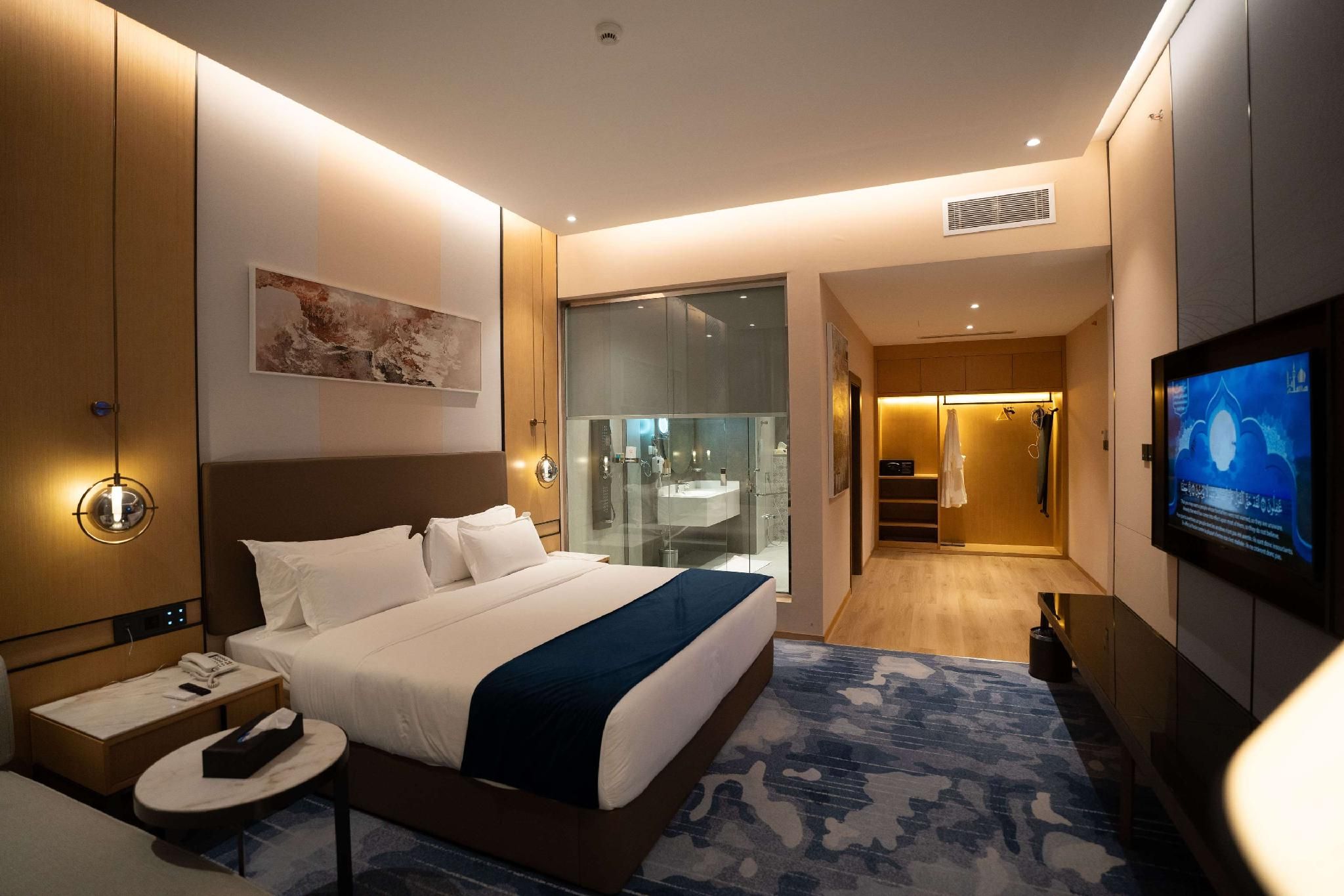 Accessibility - 1 King, Roll-in Shower, Superior Room, Air Conditioning, Nonsmoking