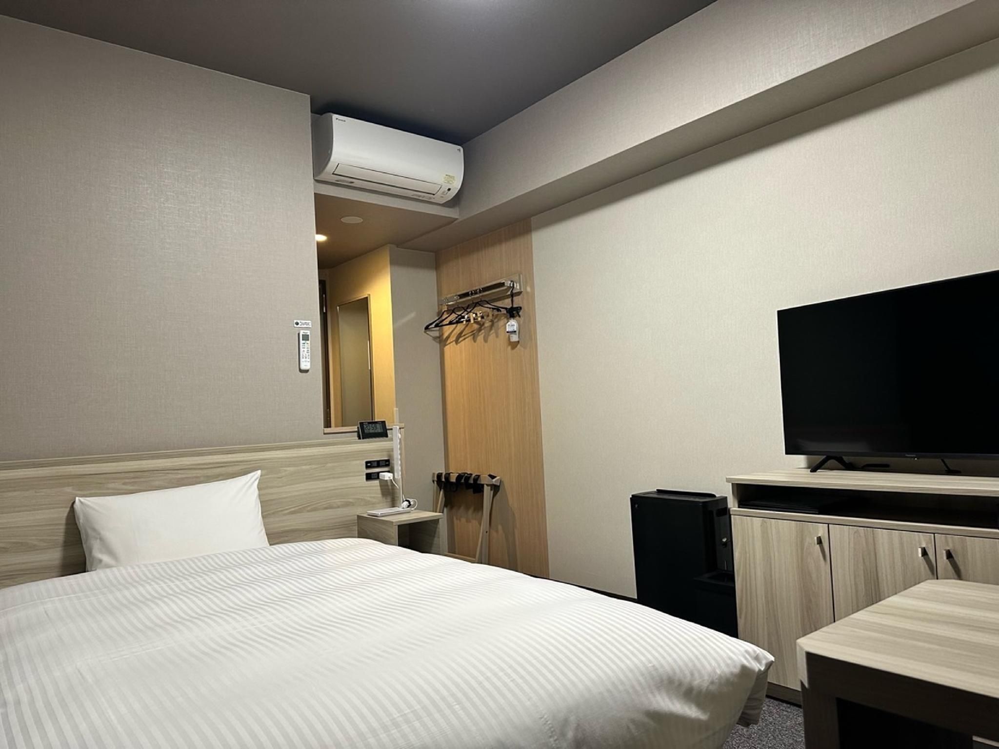 Single Room - Smoking, E-Cigarettes Only