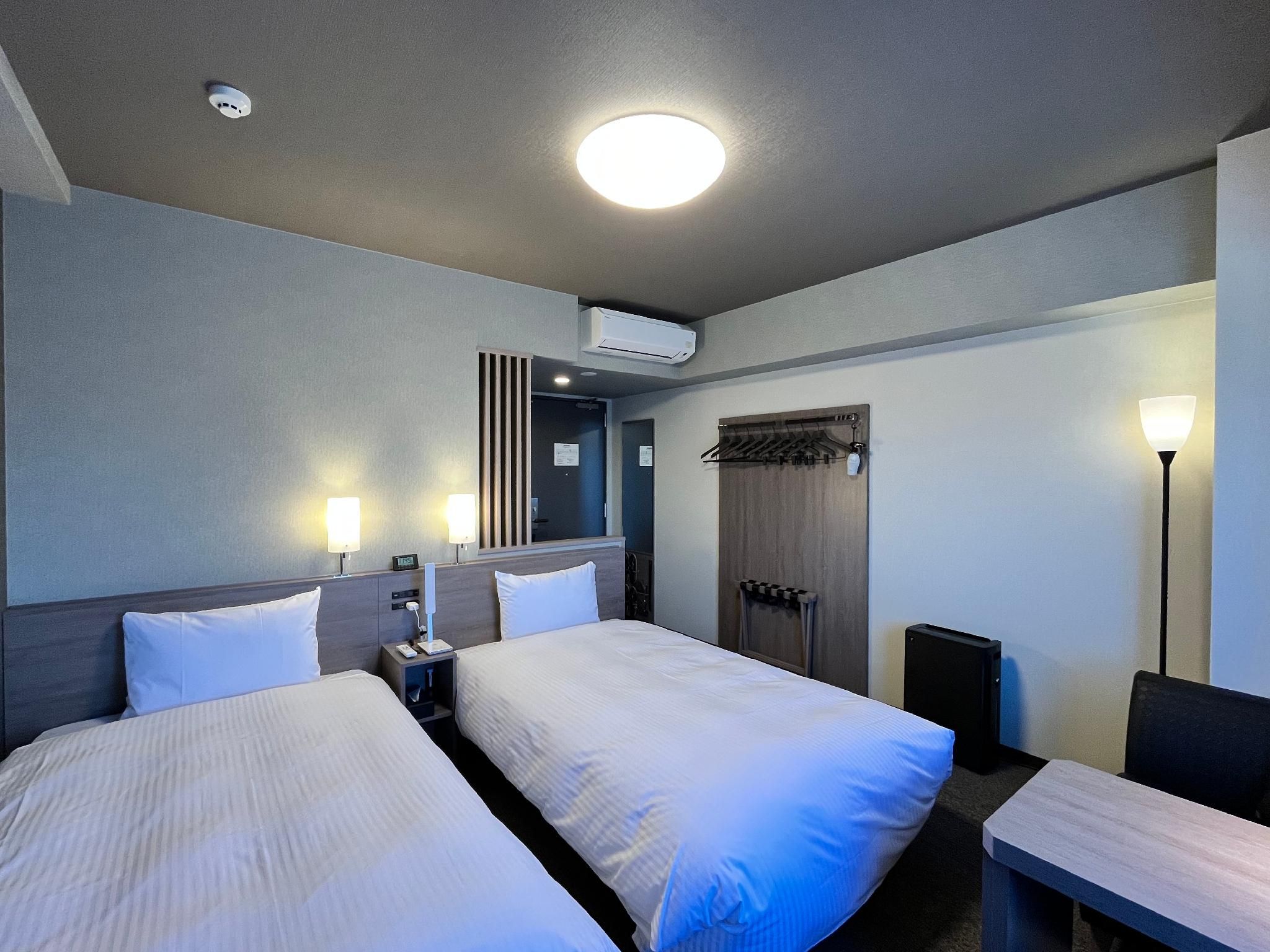 Twin Room - Electronic Cigarette Only