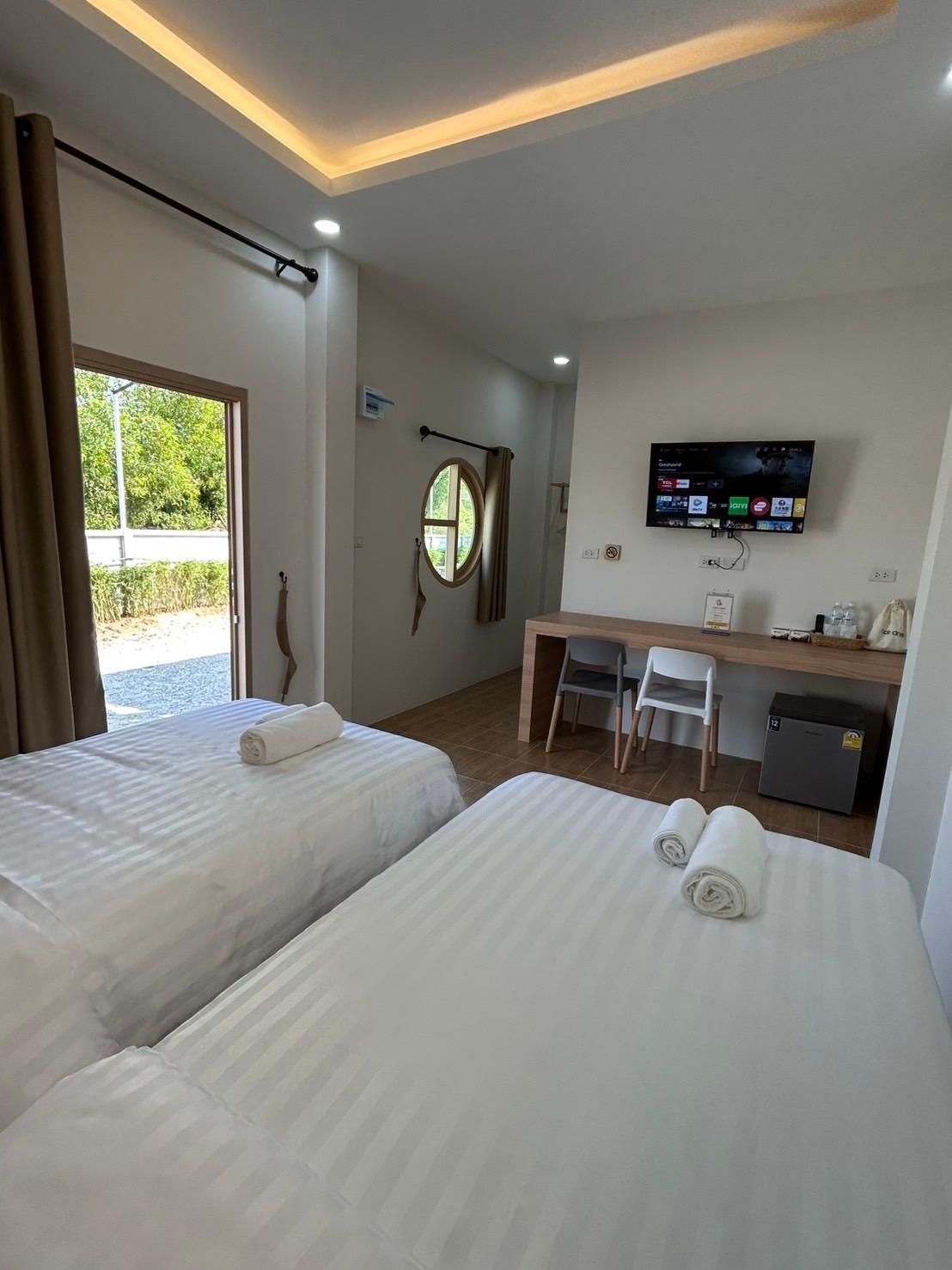 Twin Bedroom with Window