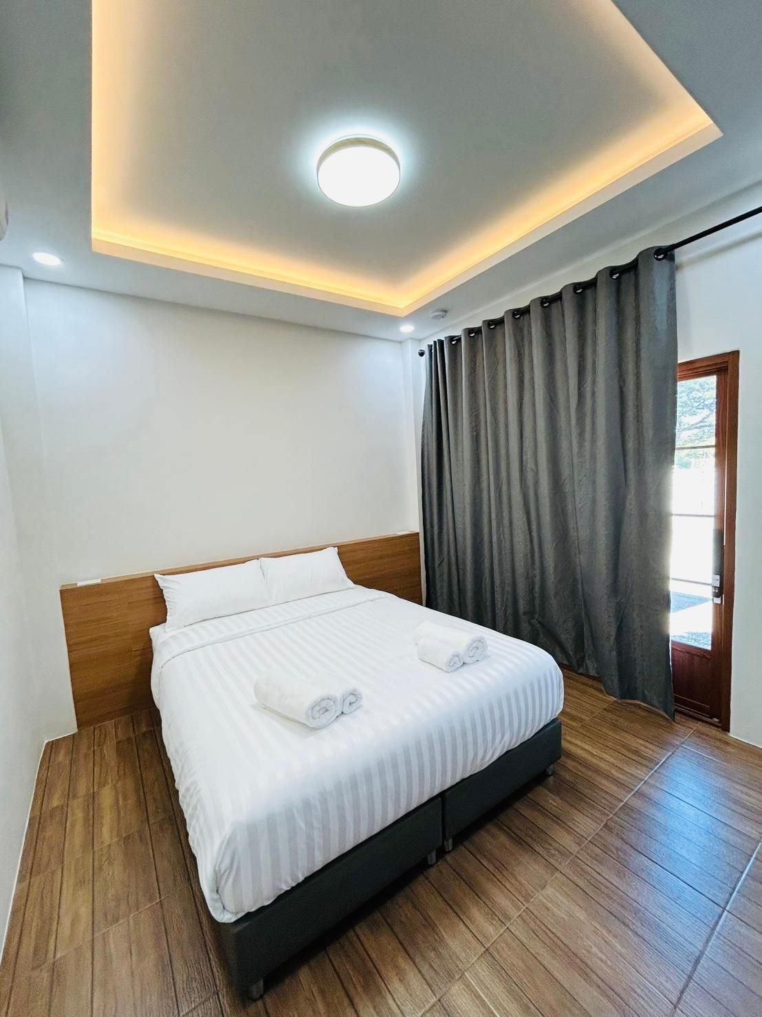 Queen Bedroom with Window