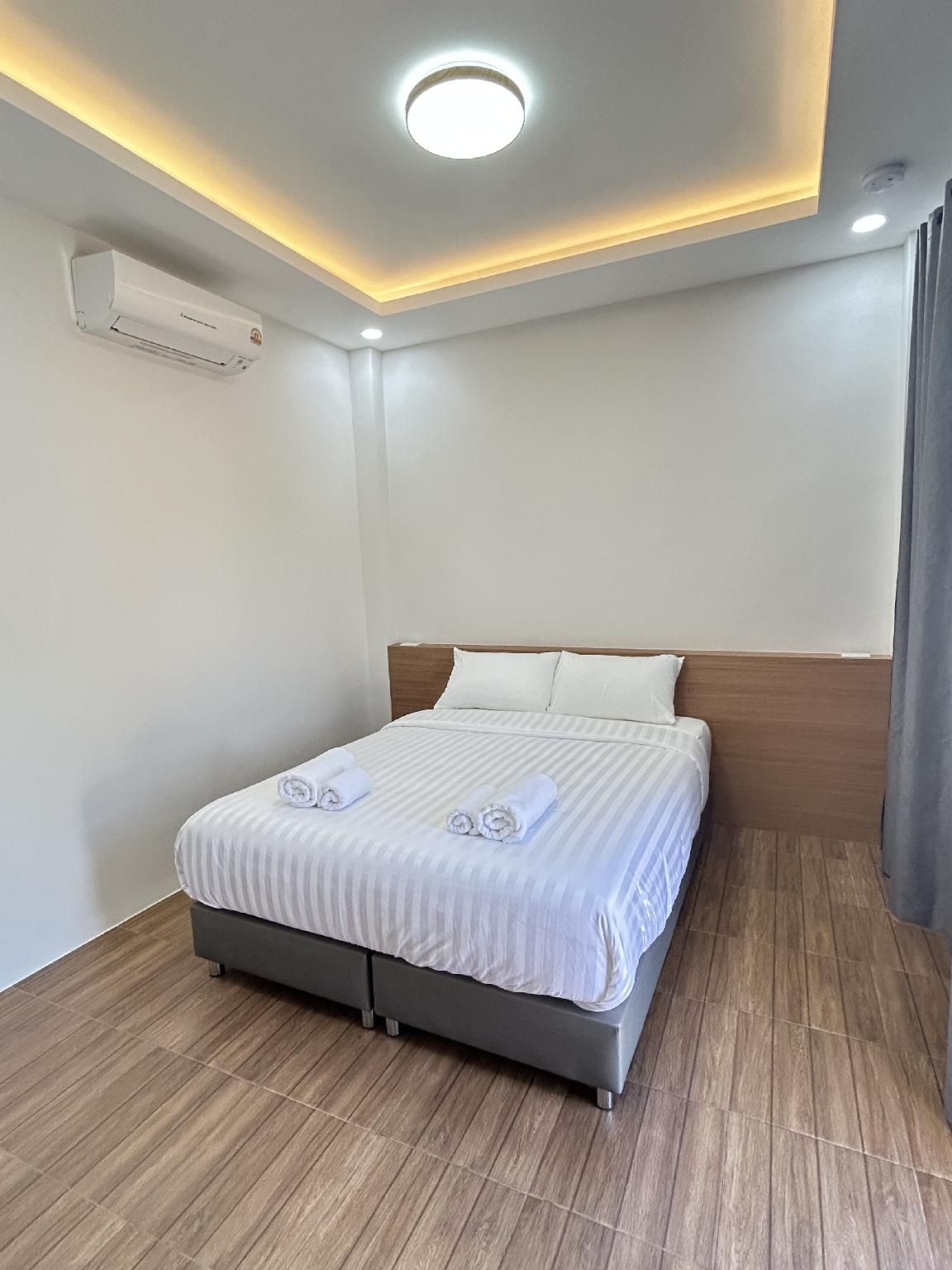 Queen Bedroom with Window