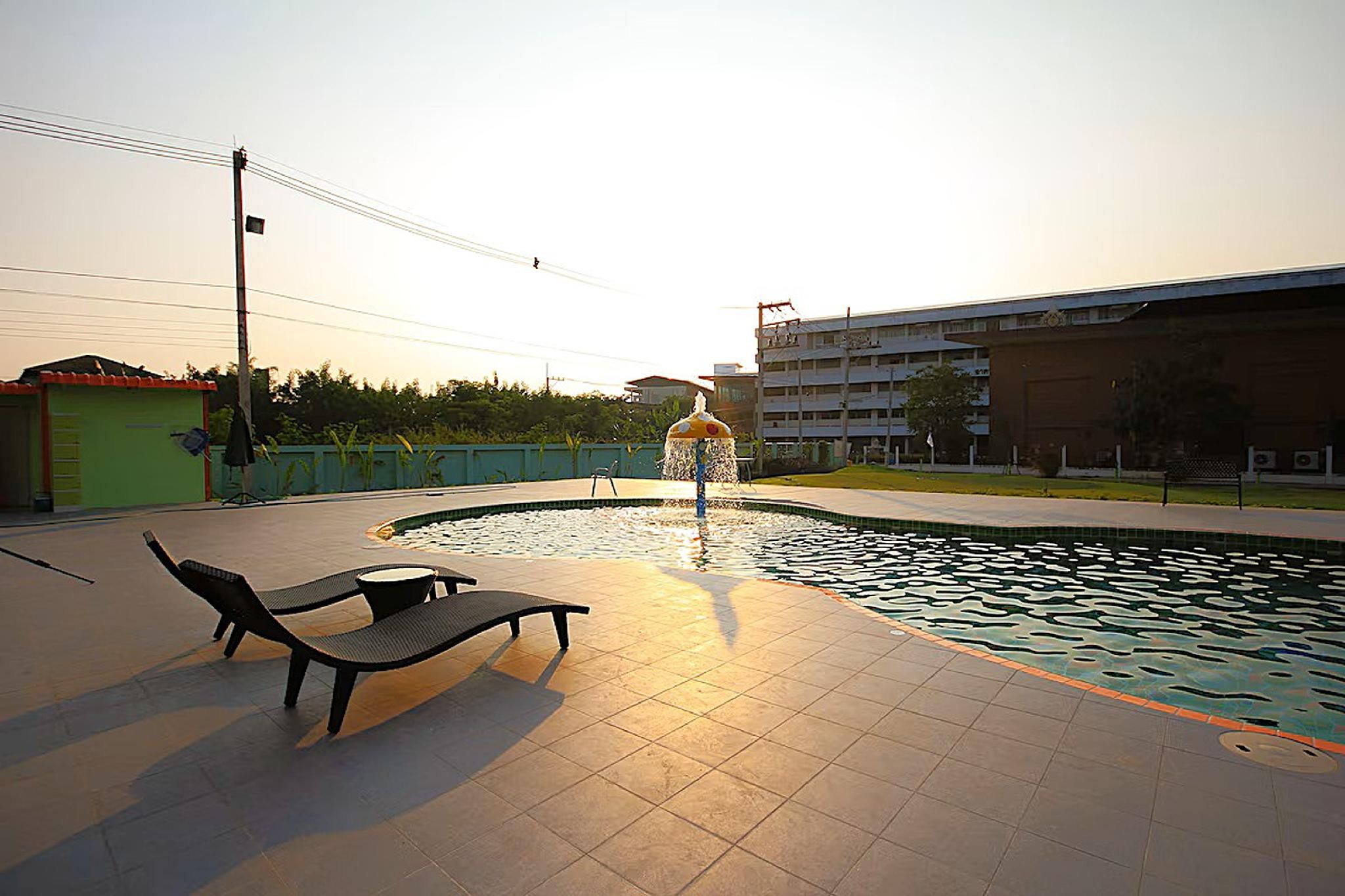 swimming pool [outdoor]