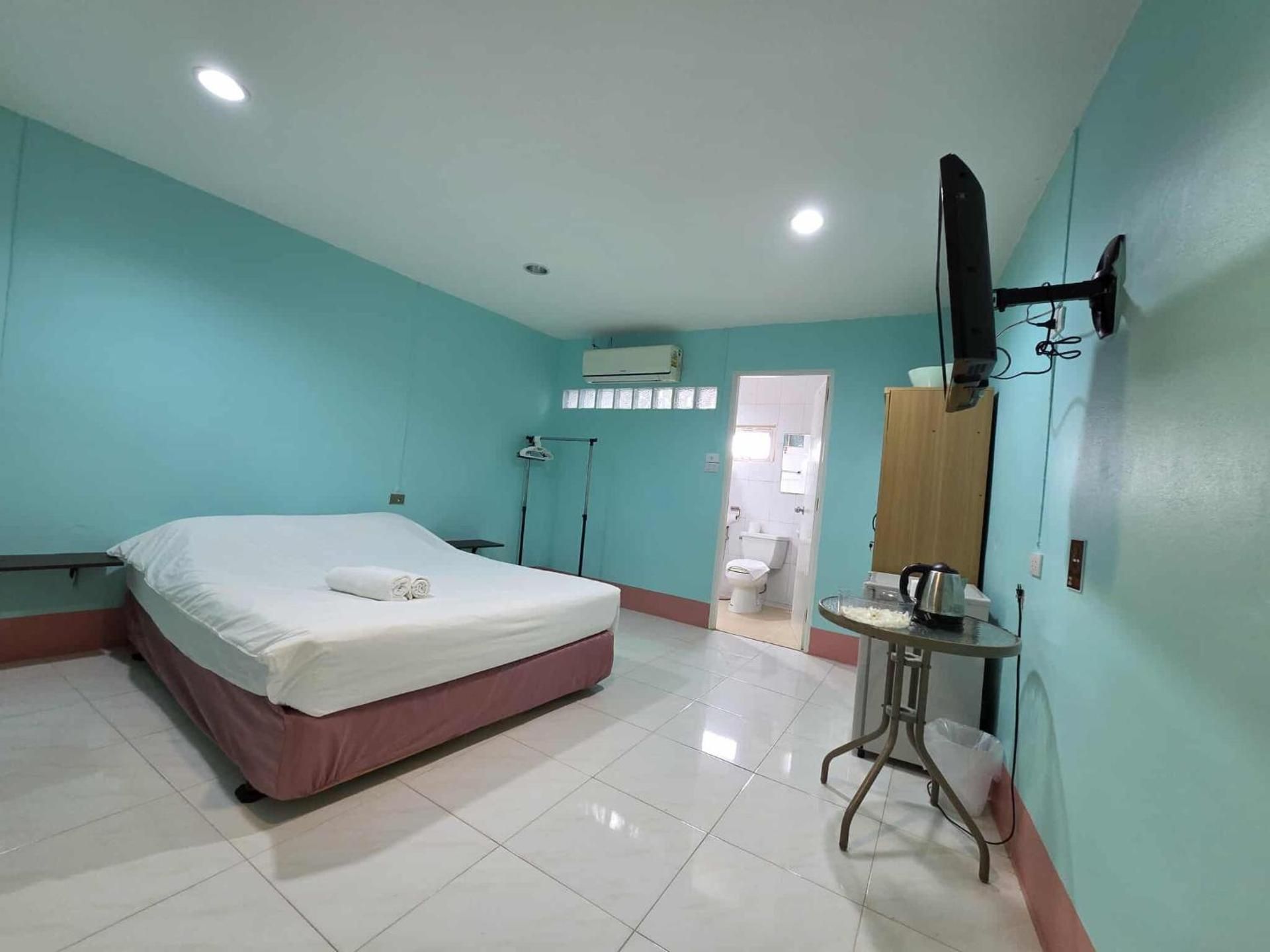 Queen Room with Window