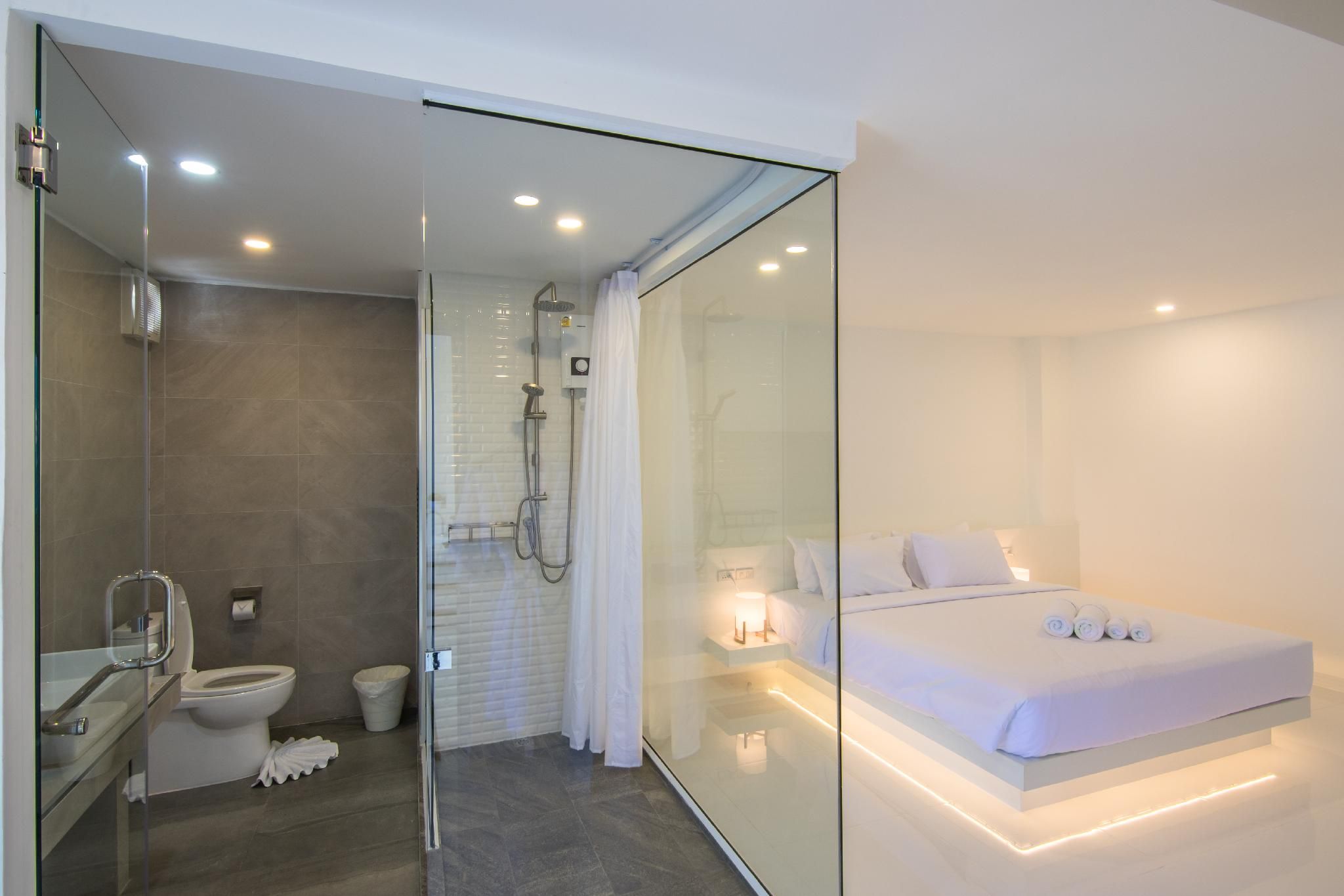 1 King 1 Bedroom Whirlpool Suite