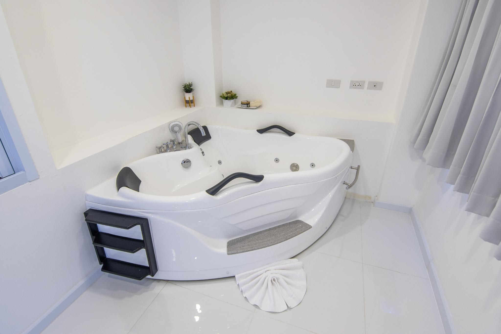 1 King 1 Bedroom Whirlpool Suite