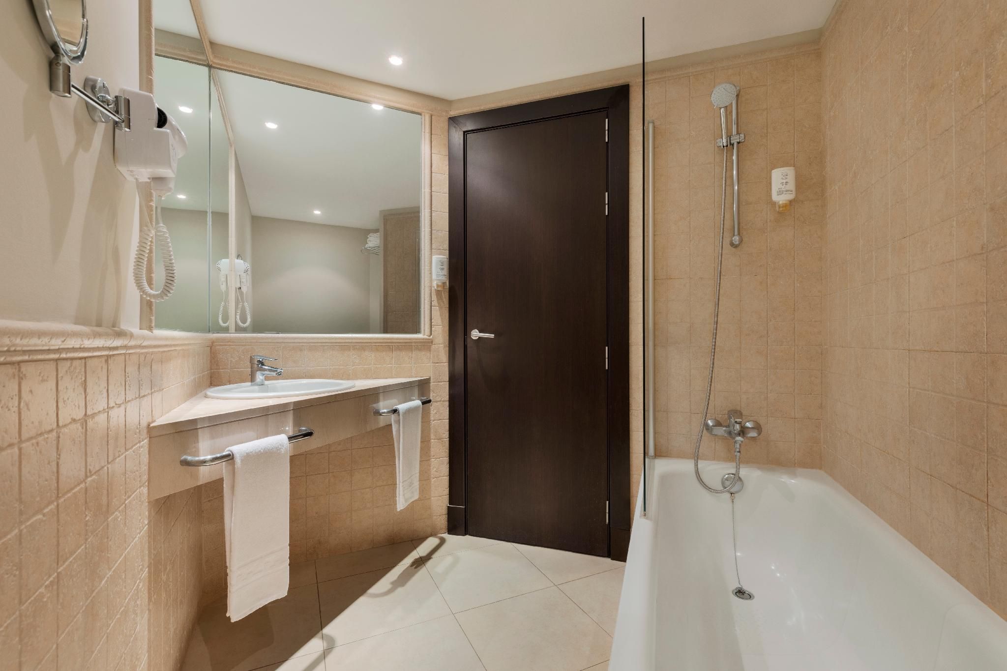 1-Bedroom Apartment for 2 Adults and 2 Children