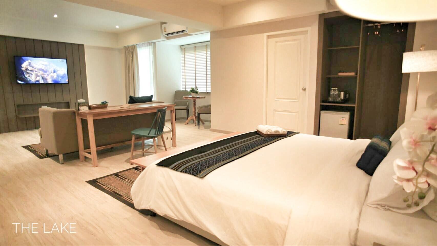 The Lake Udon Suite King Bed