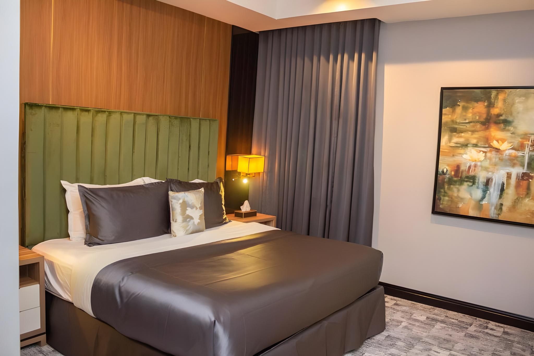 One Bedroom Deluxe Apartment - Parking Included