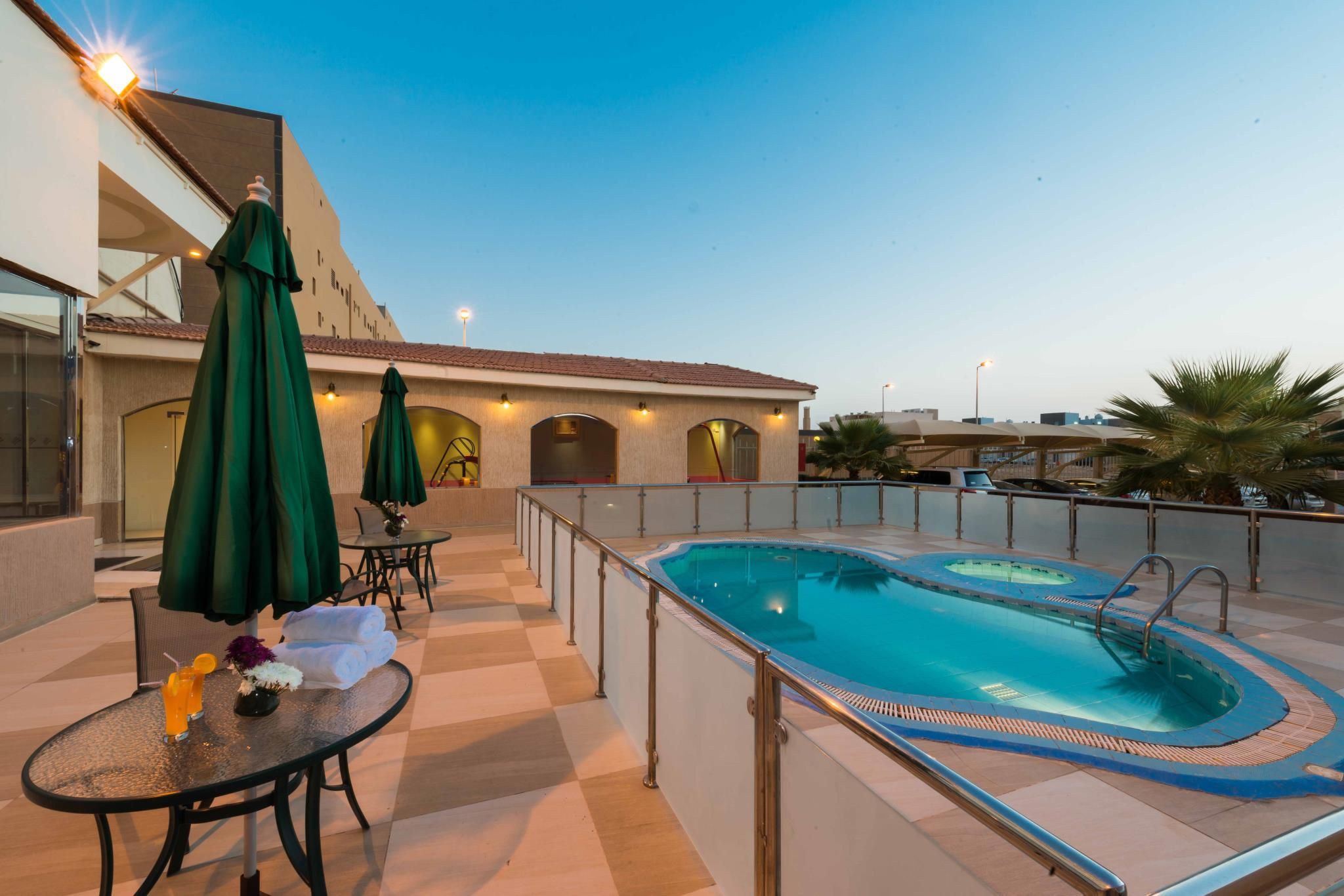 swimming pool [outdoor]