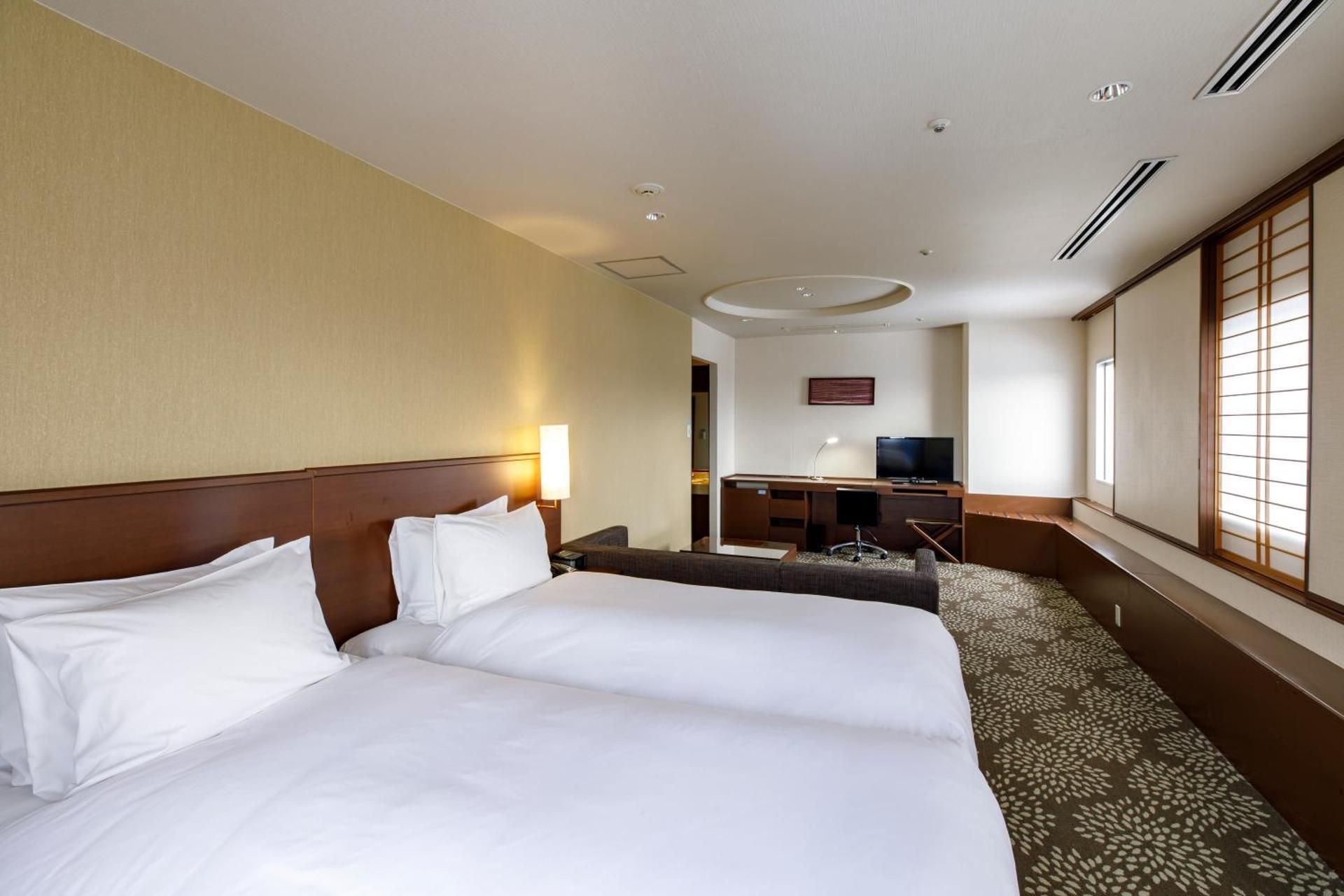 Twin Suite with Bath and Castle View