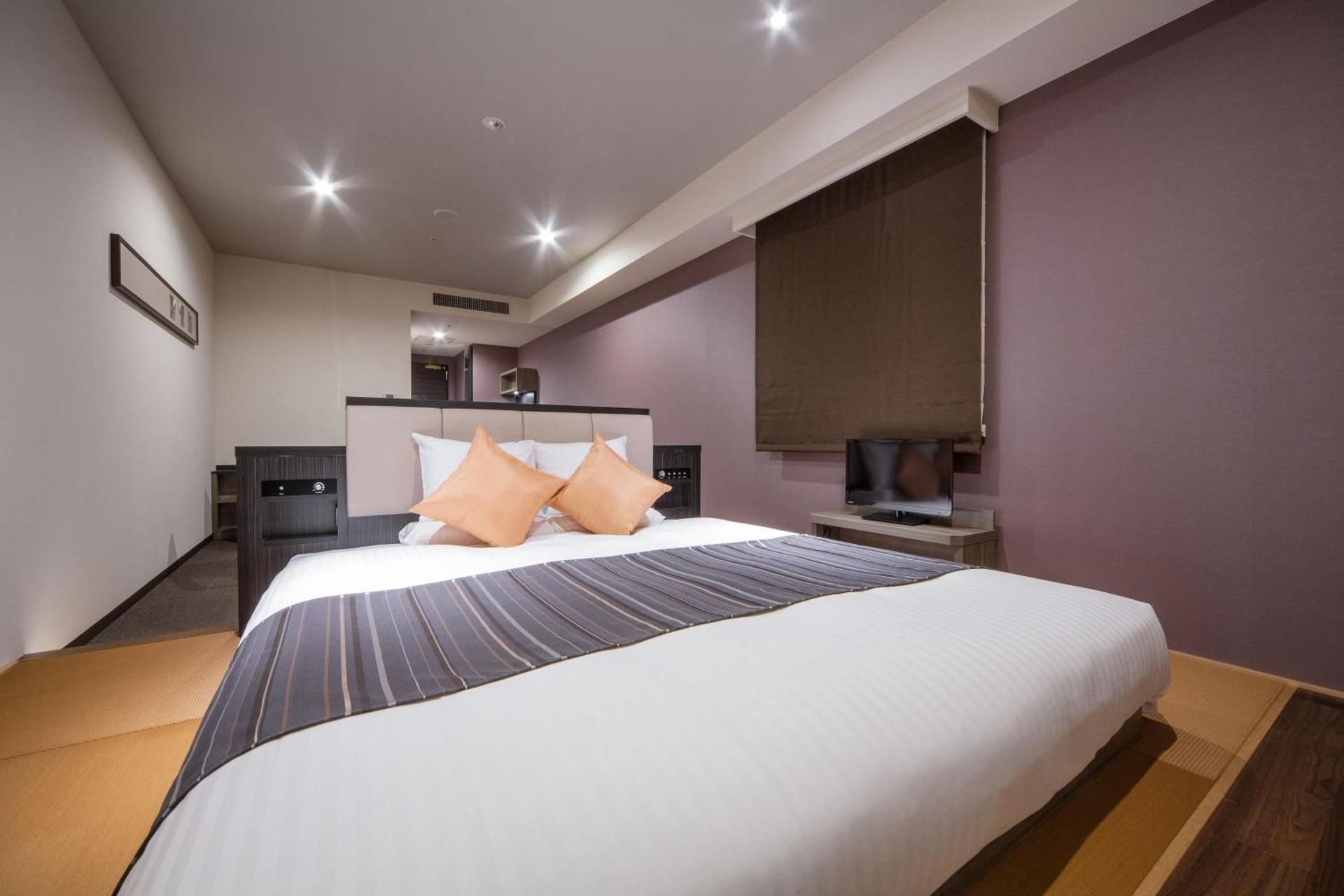 Eco Plan, Deluxe King Room - Non-Smoking House Keeping is Optional with Additional Cost