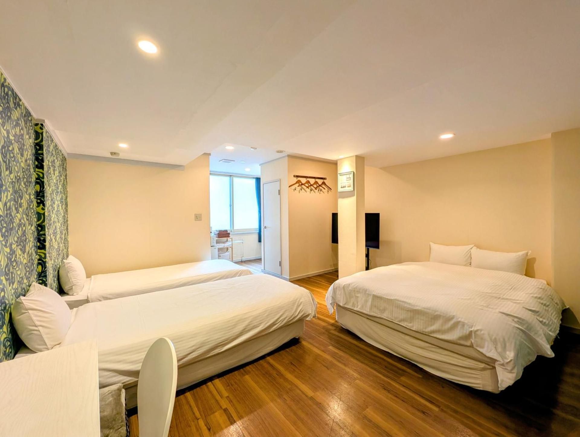 Moderate triple room