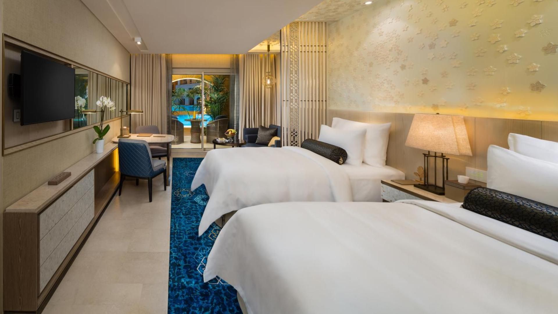 Grand Deluxe Pool Room with Twin Beds