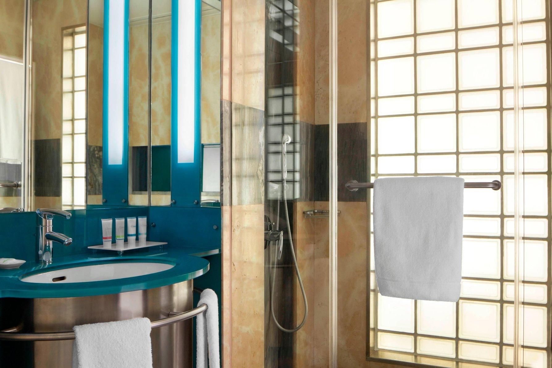 Four Points by Sheraton Le Verdun Preferred Room, Guest room, 1 King, City view, High floor, Pool access 3