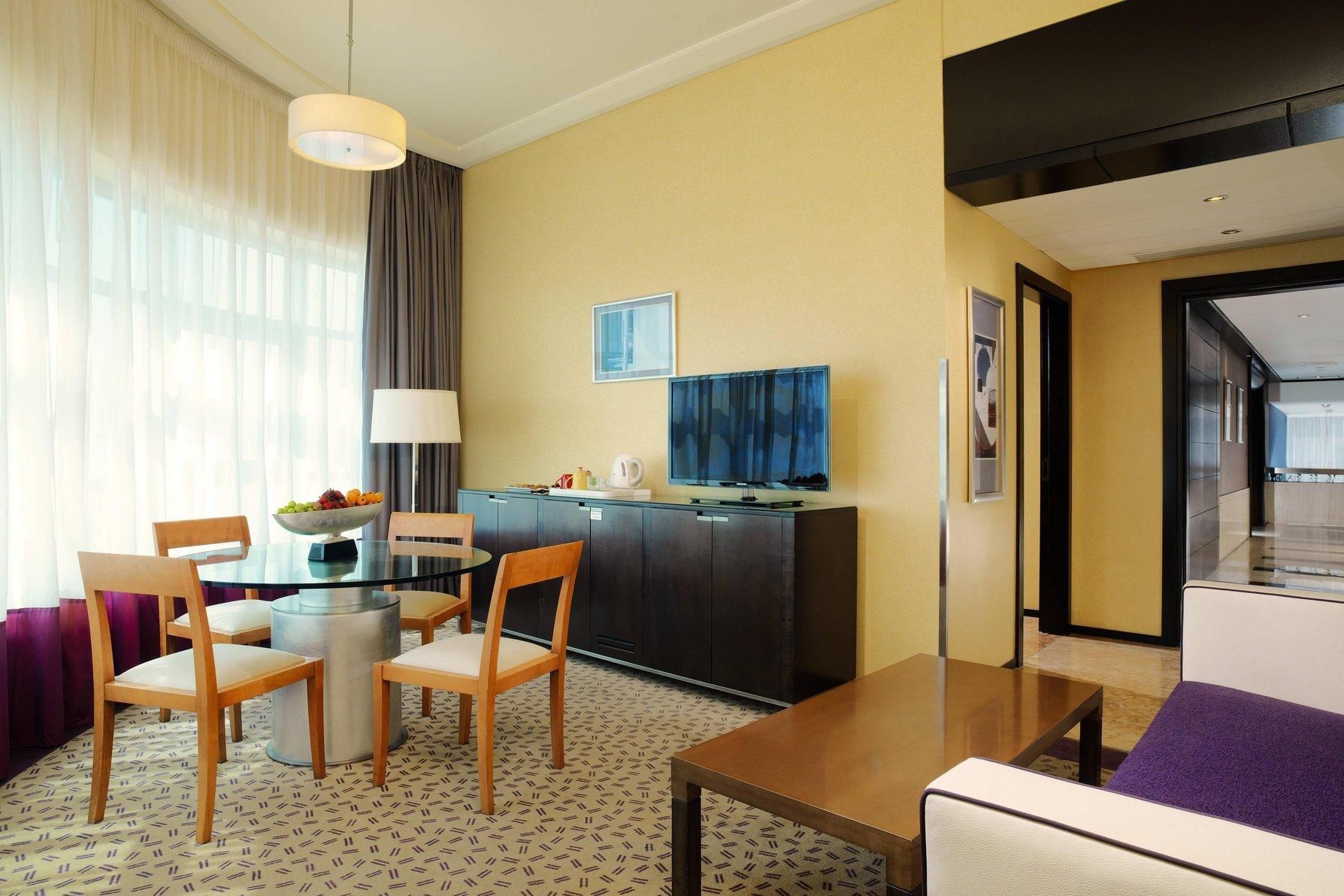 1 Bedroom Executive Suite, 1 King, City view, Corner room, Pool access