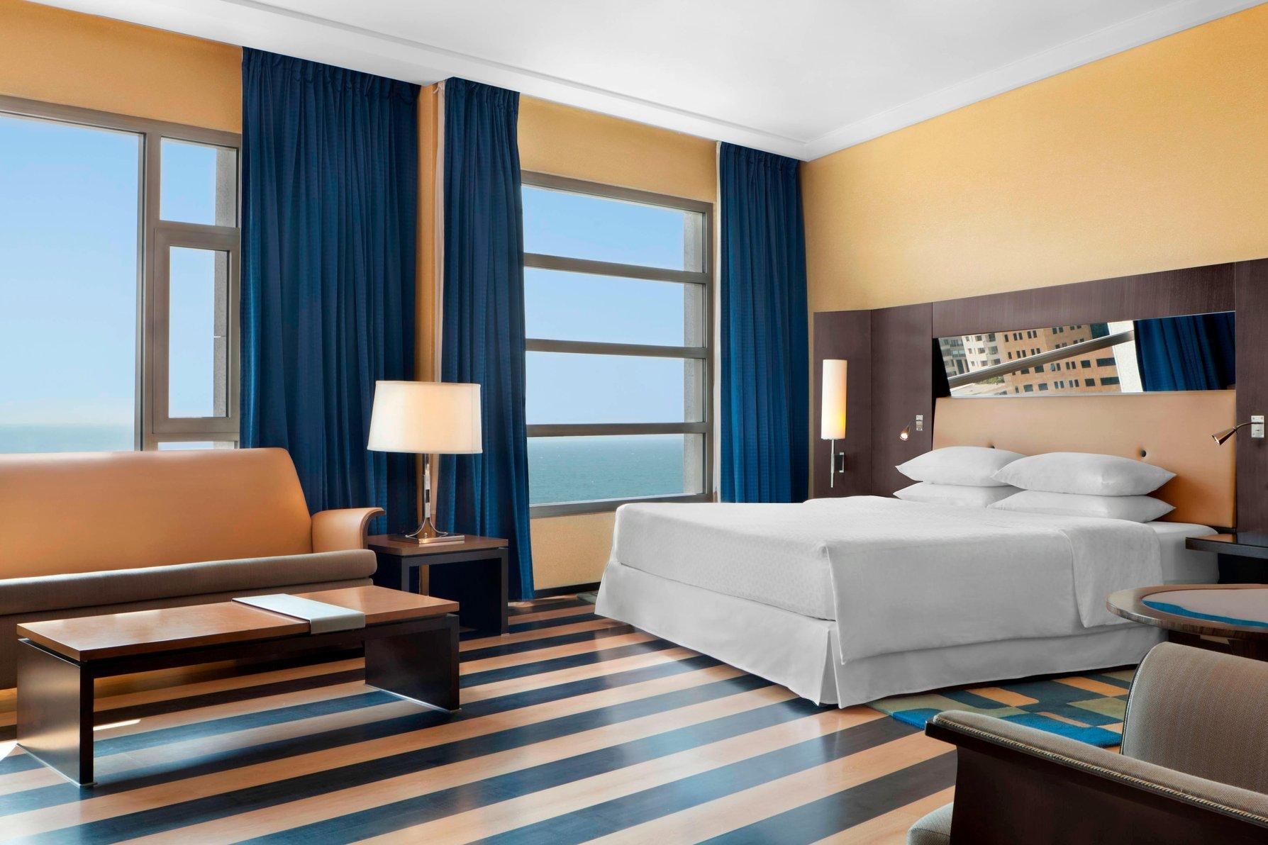 1 Bedroom Junior Suite, 1 King, Corner room, Pool access