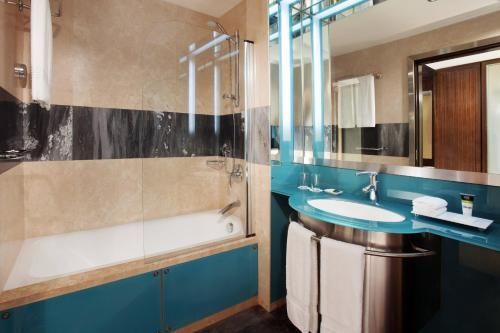 1 Bedroom Junior Suite, 1 King, Corner room, Pool access