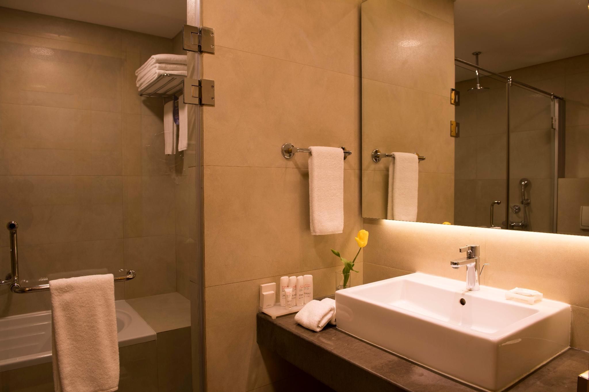 Suite - Lounge Access