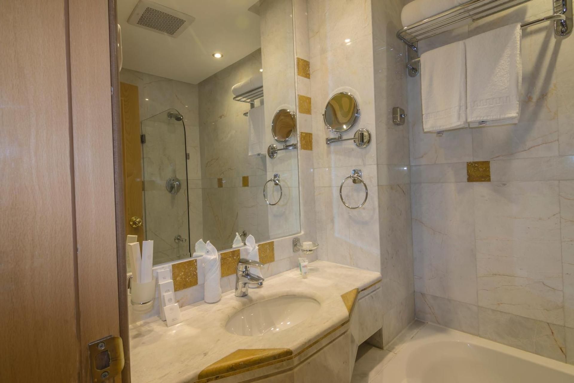 Connecting Room for 5 People - Non-Smoking