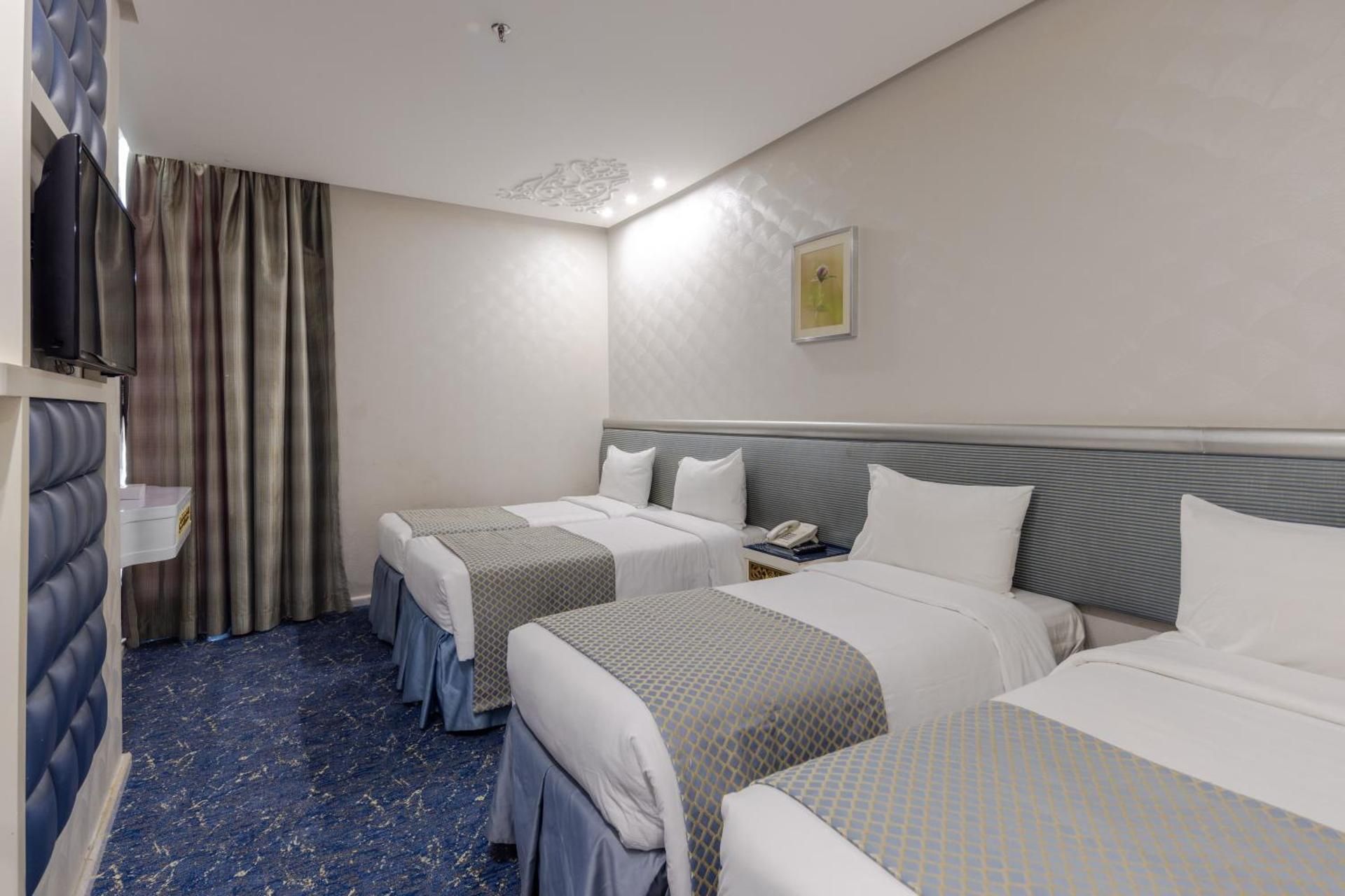 Montana Al Azizia Hotel Quadruple Room 2