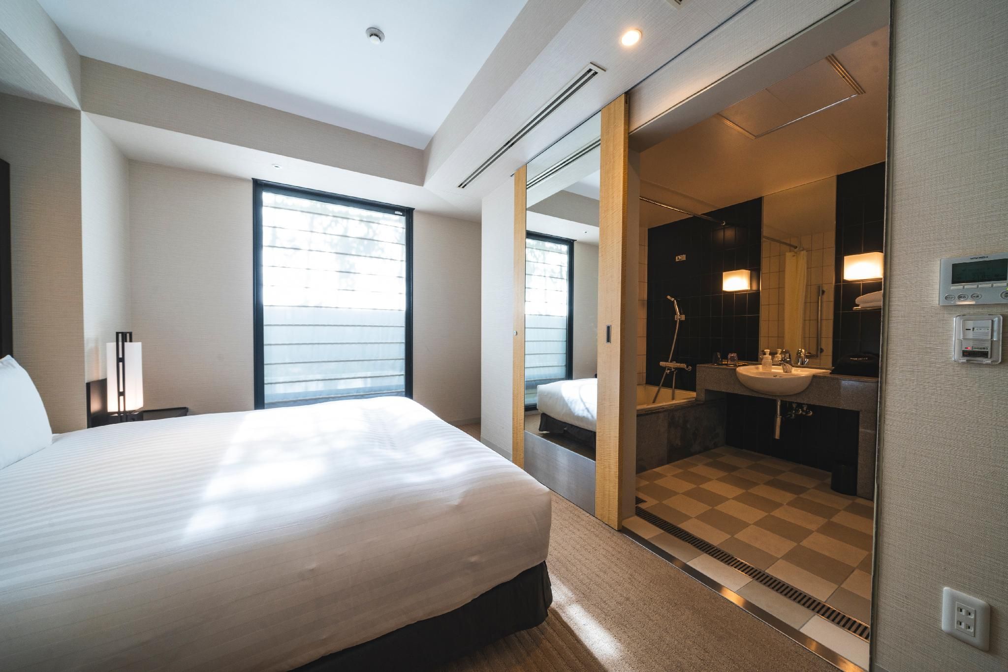 Deluxe Universal Design King Room - Non-Smoking