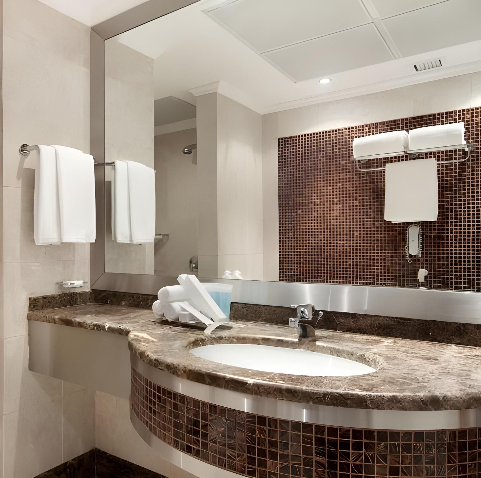 Deluxe Partial Haram View Room with Three Single Beds