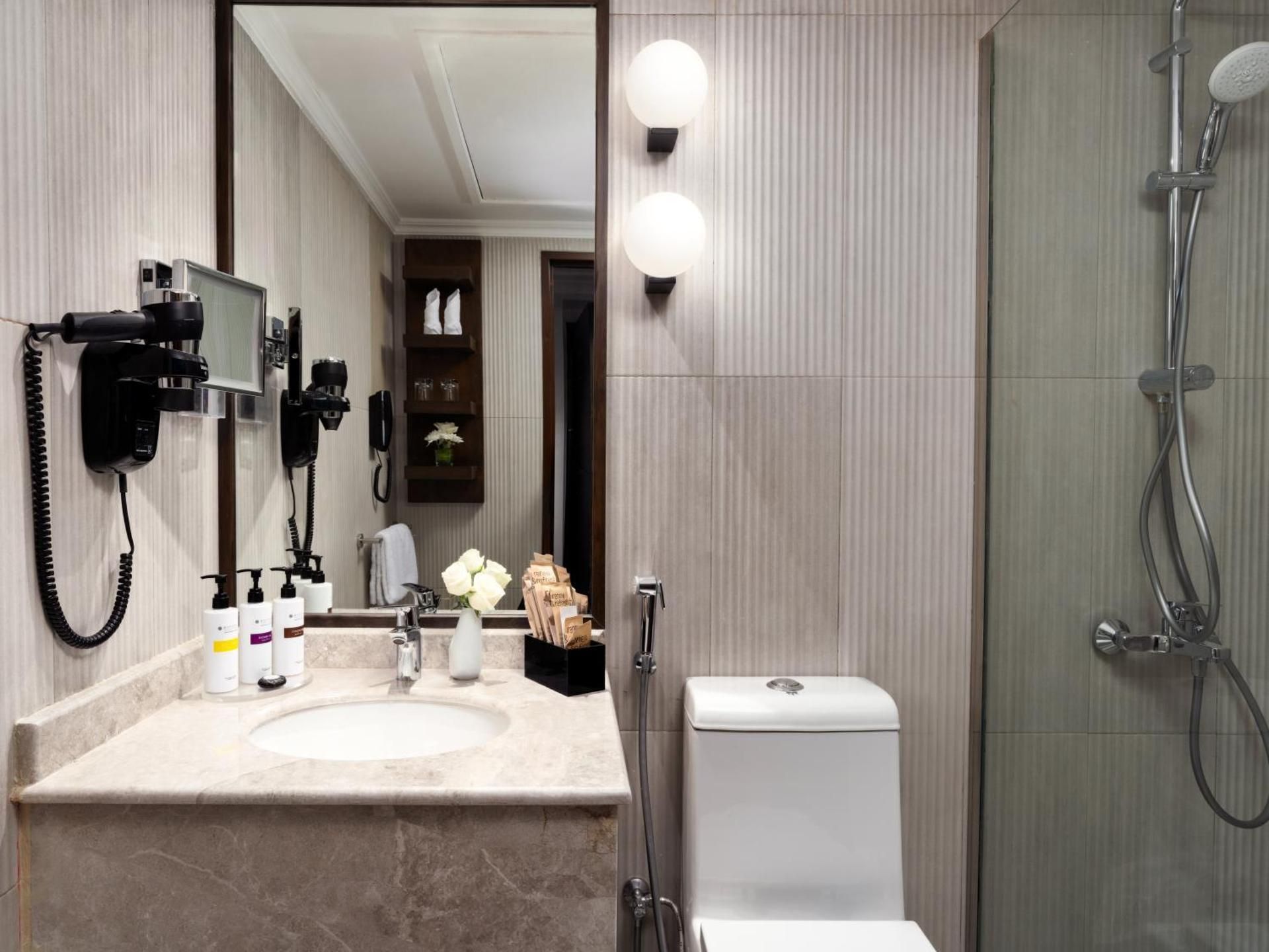 Deluxe Room with Two Single Beds and City View