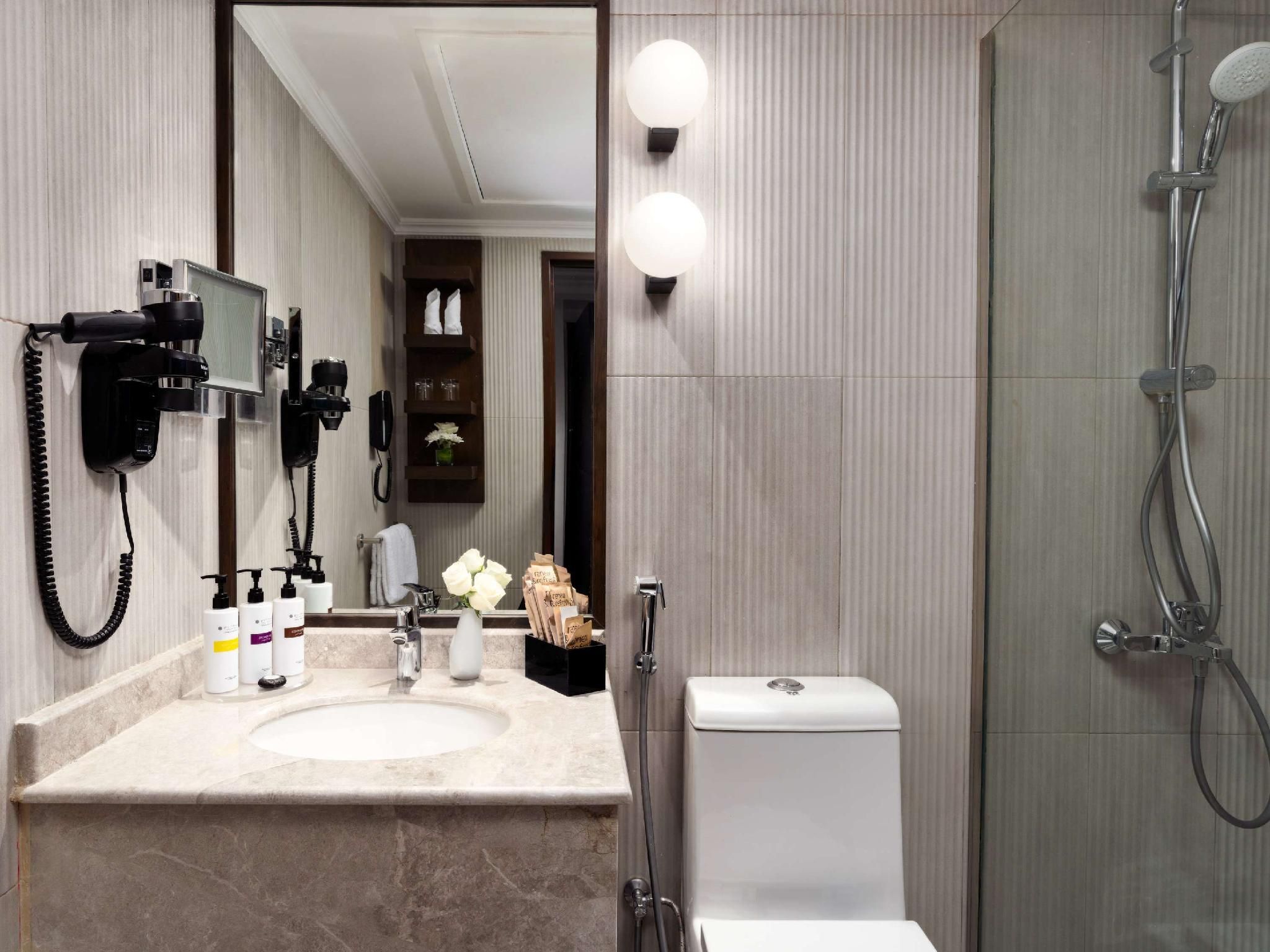 Deluxe Executive Suite, 1 King Size Bed, 2 Single Size Beds, Partial Kaaba View