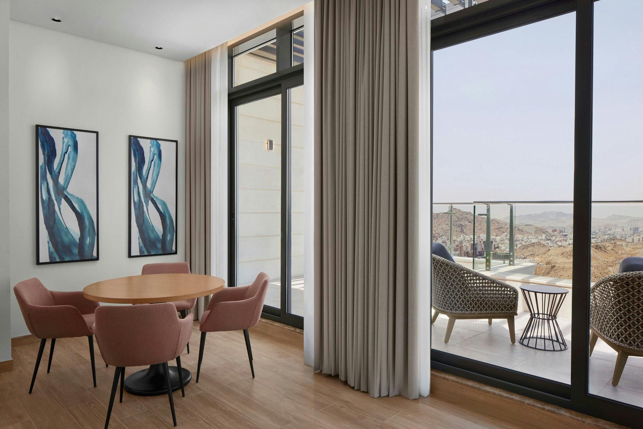 Executive, 1 Bedroom Suite, 1 King, Sofa bed, Balcony