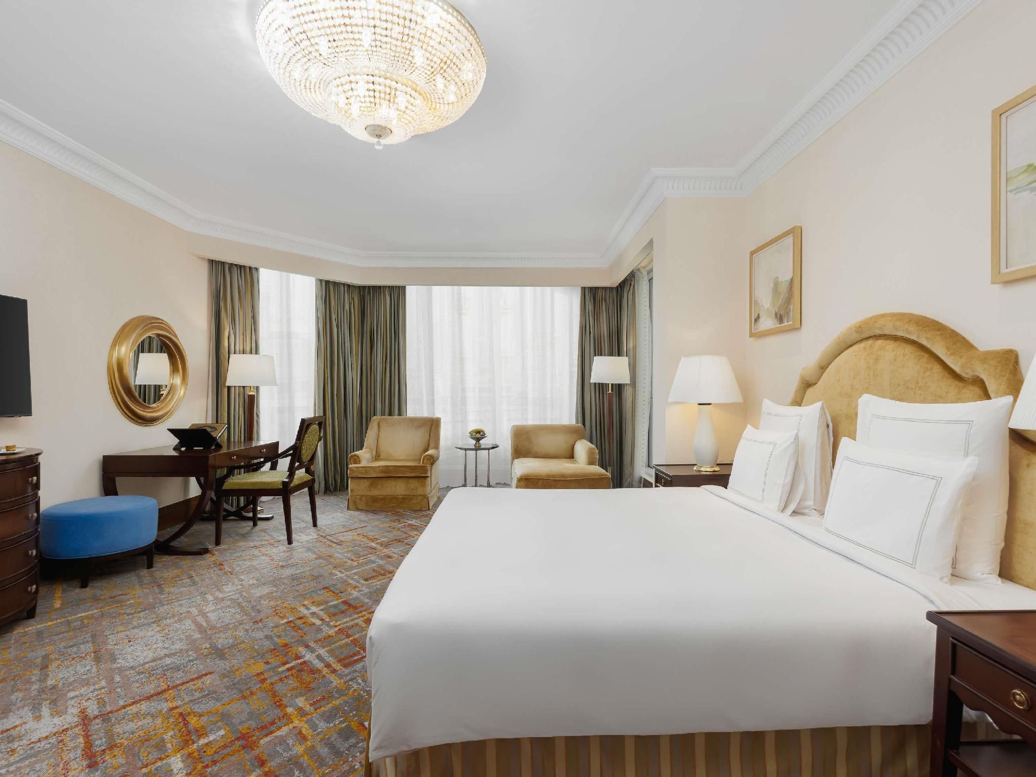 Executive 2 bedroom Suit King Bed City View