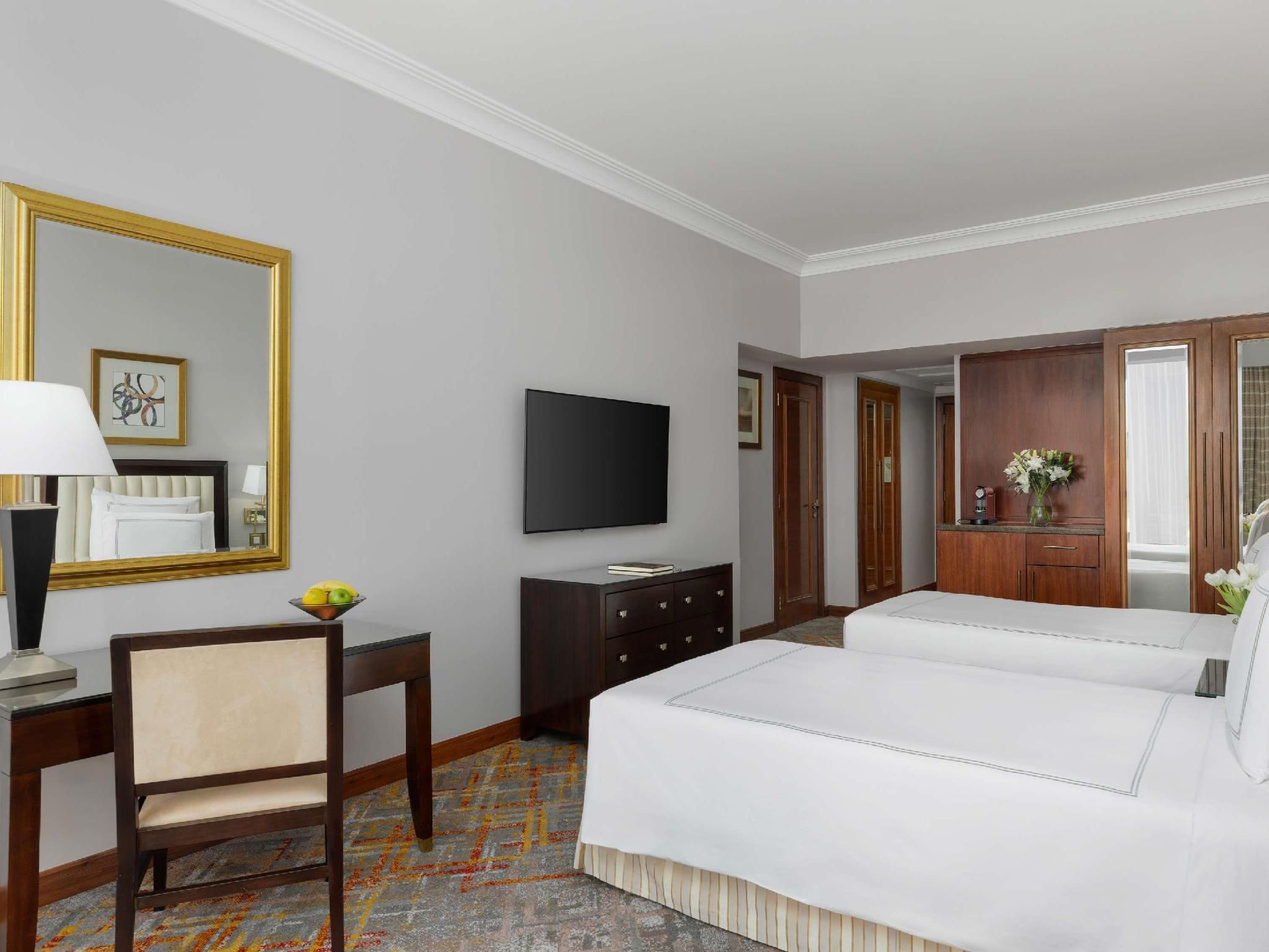 Classic Room King Bed City View