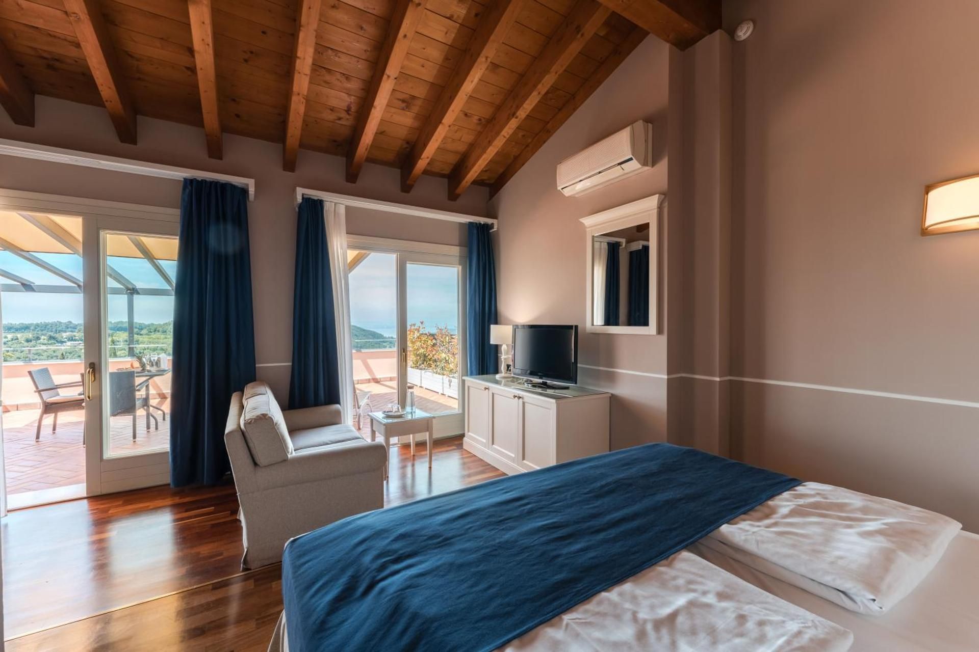 Suite with Hot Tub