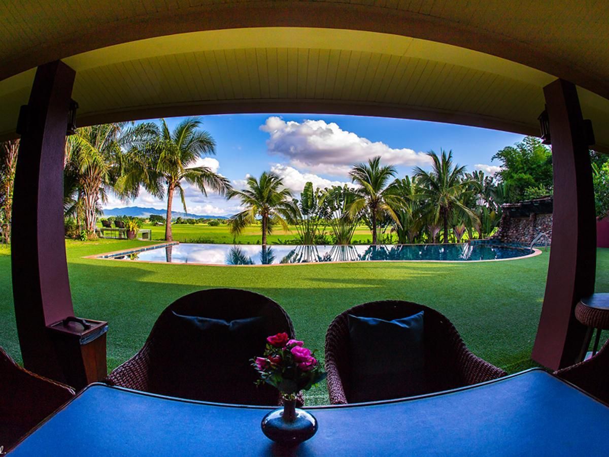 swimming pool [outdoor]