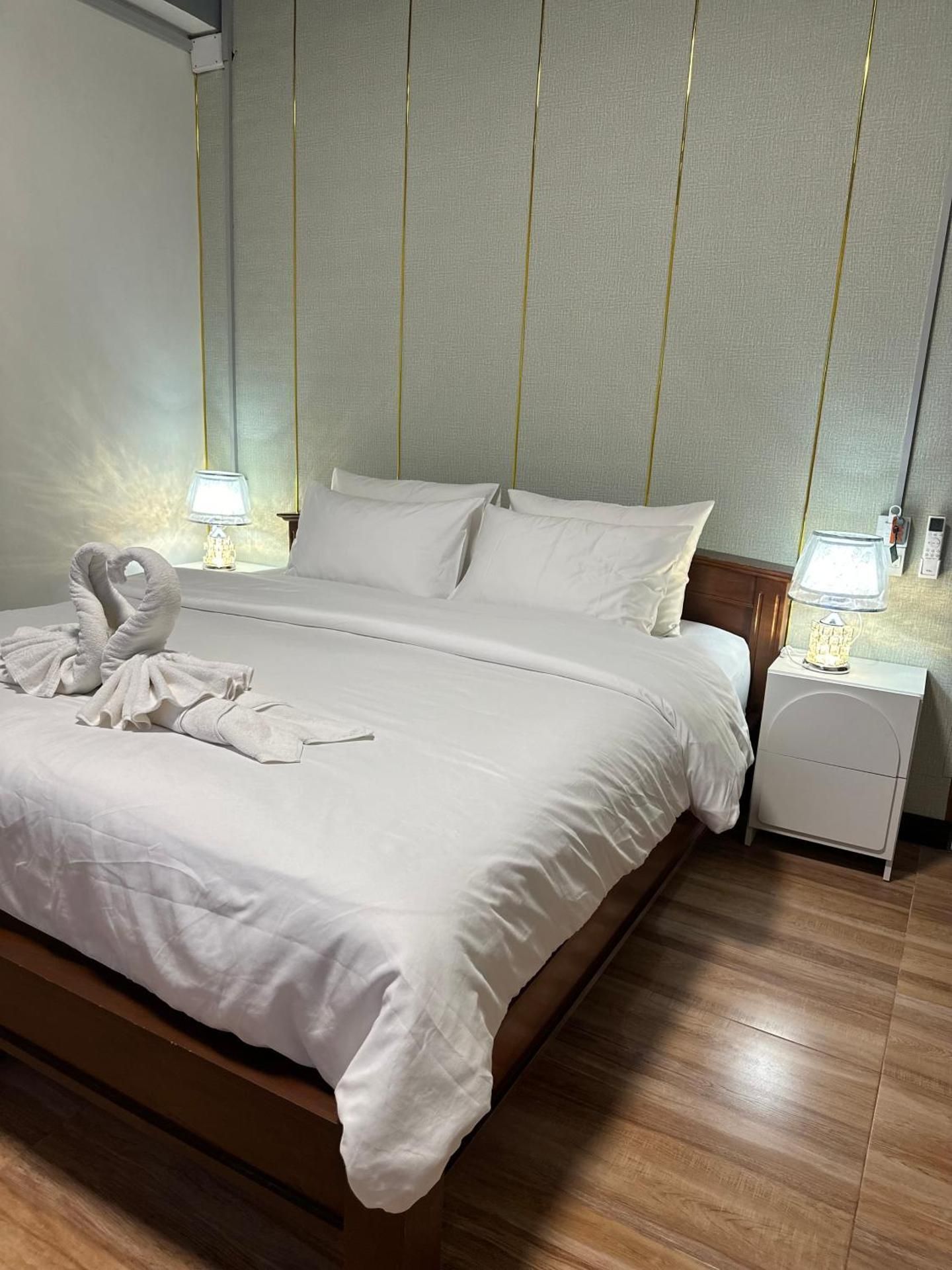 Classic One-Bedroom Apartment with King Bed
